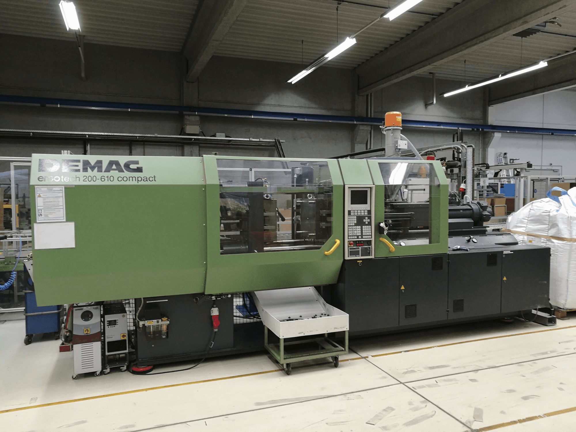DEMAG-maskinen sedd från vänsterErgotech 200-610 NC