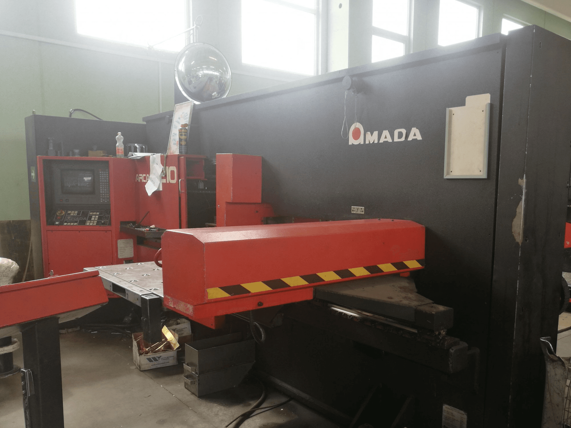 AMADA-maskinen sedd från högerARCADE 210