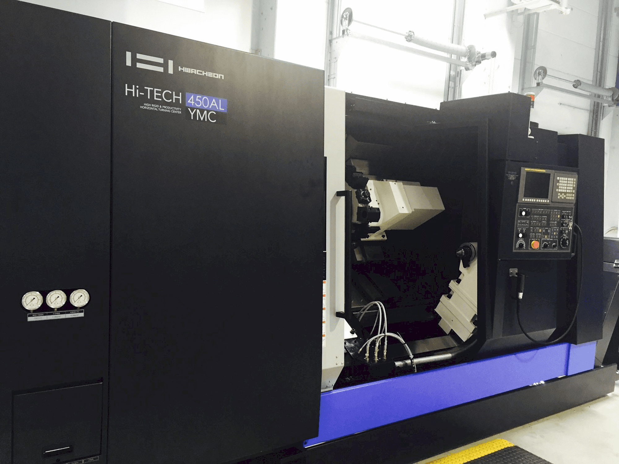 HWACHEON HI-TECH 450AL YMC-maskinen framifrån
