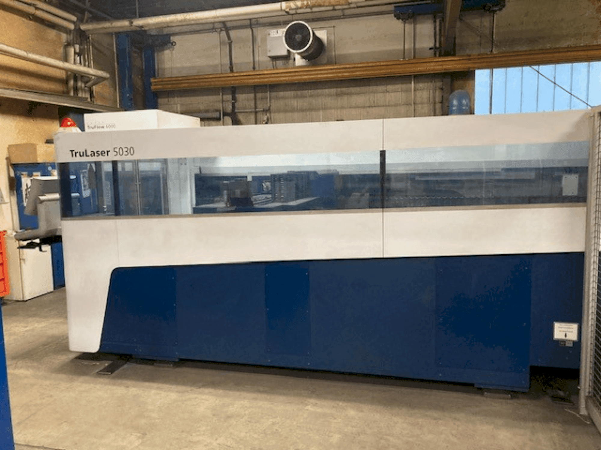 TRUMPF TruLaser 5030 (L52)-maskinen framifrån