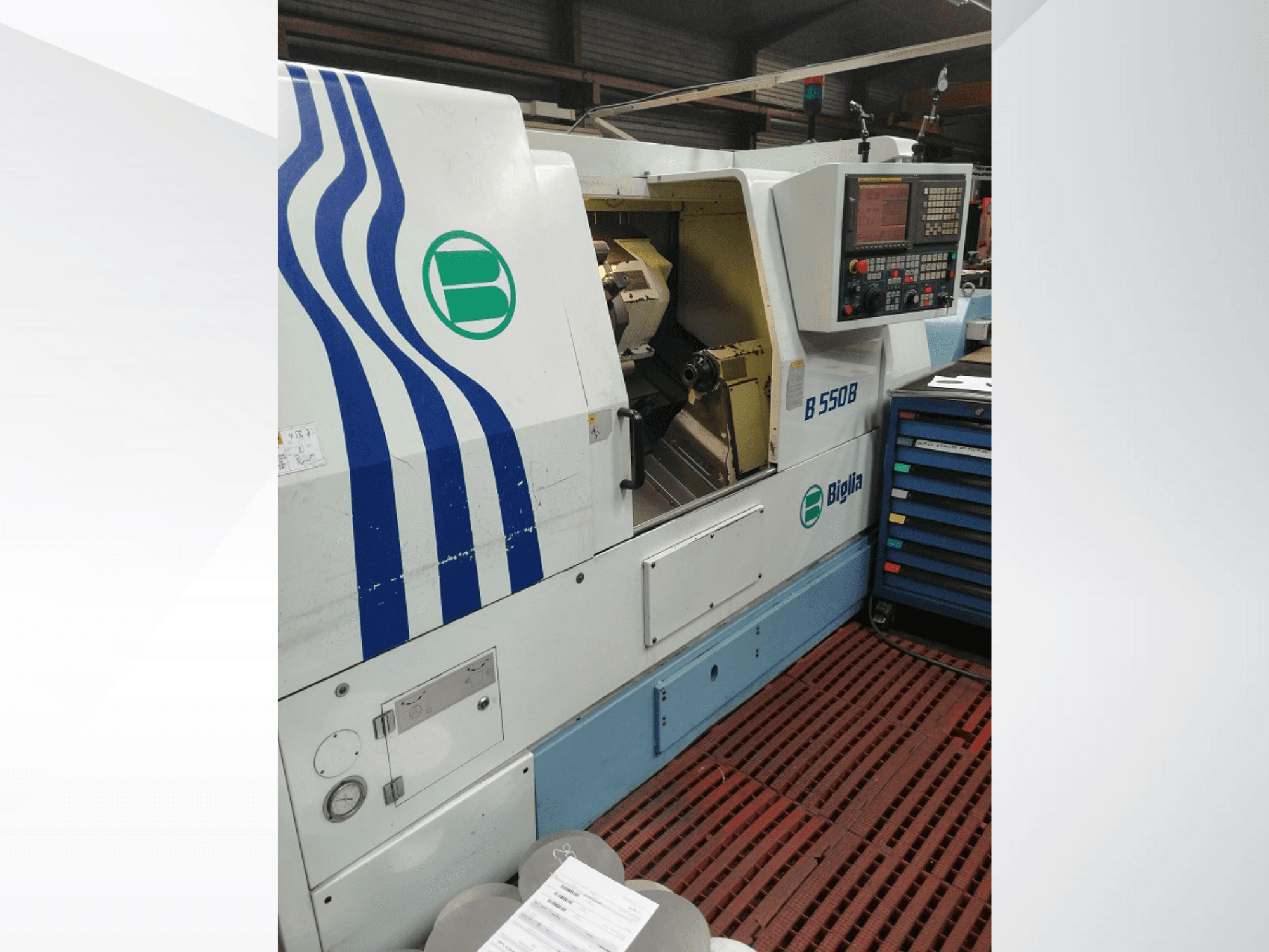 Biglia B 550 B CNC-svarvmaskin visad framifrån med kontrollpanel, metallbearbetningsområde och färgglad verktygsförvaring.