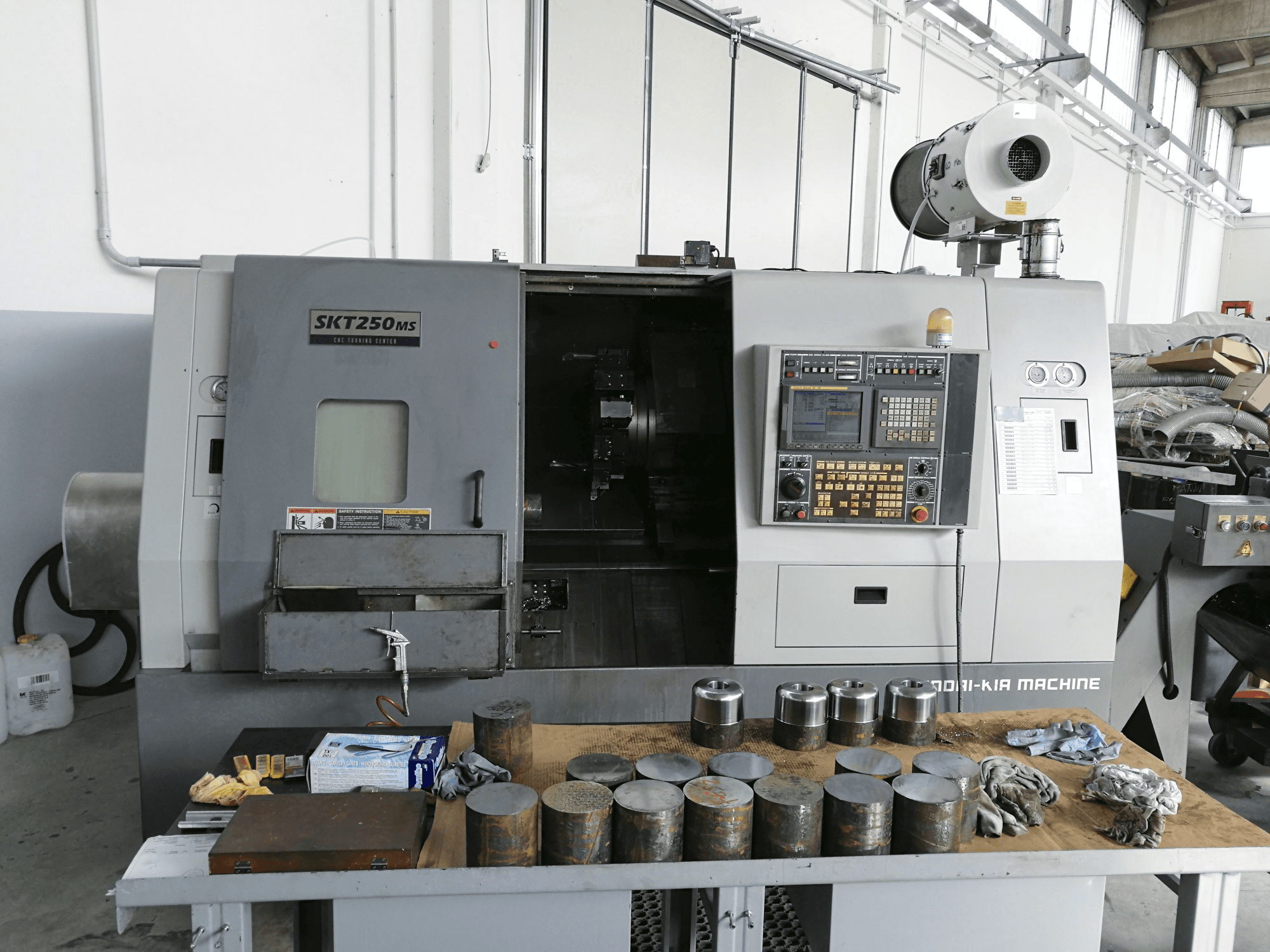 Hyundai Kia-maskinen framifrånSKT 250 MS