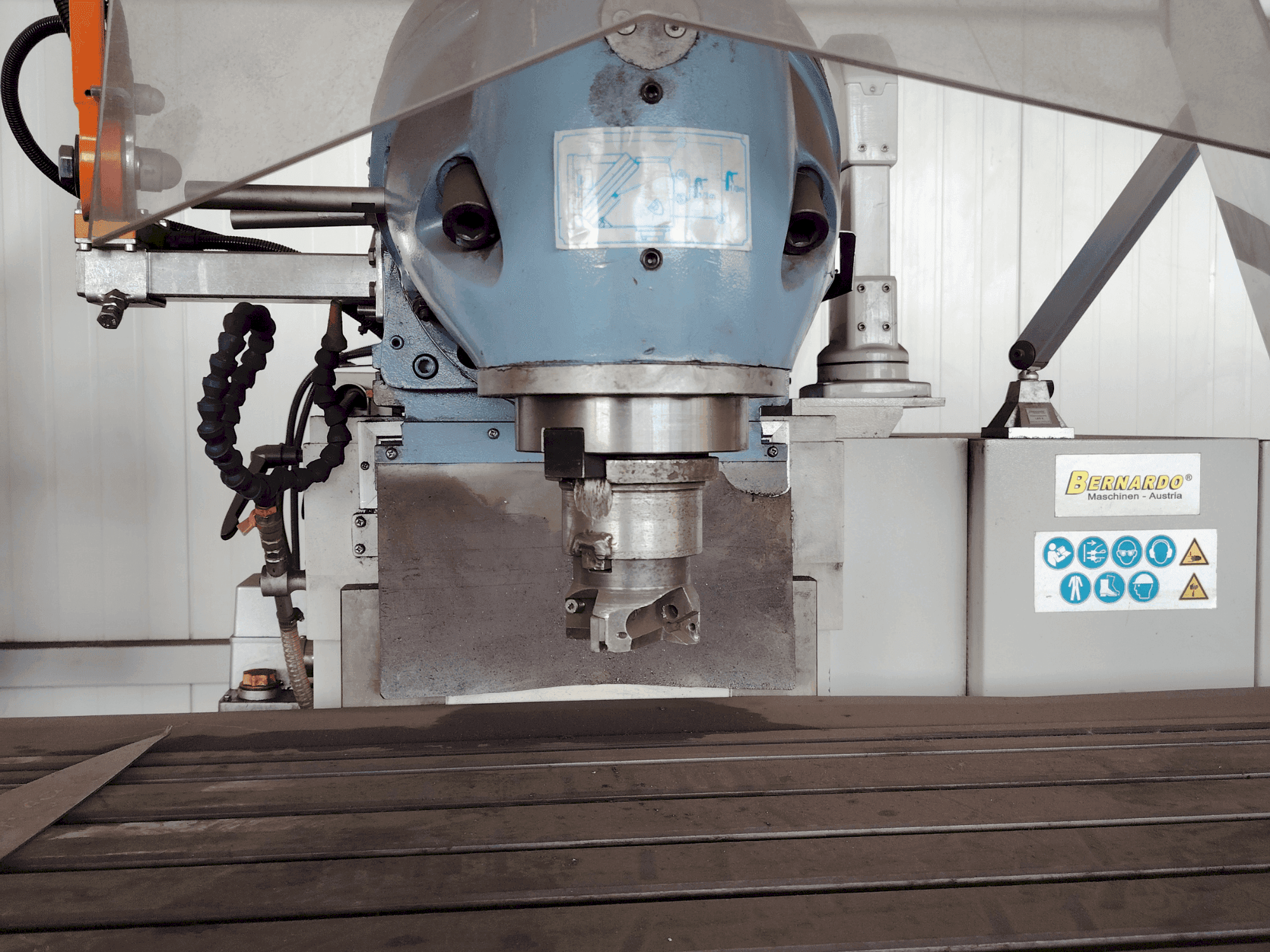 Bernardo Variomill FU 2000E Servo-maskinen framifrån