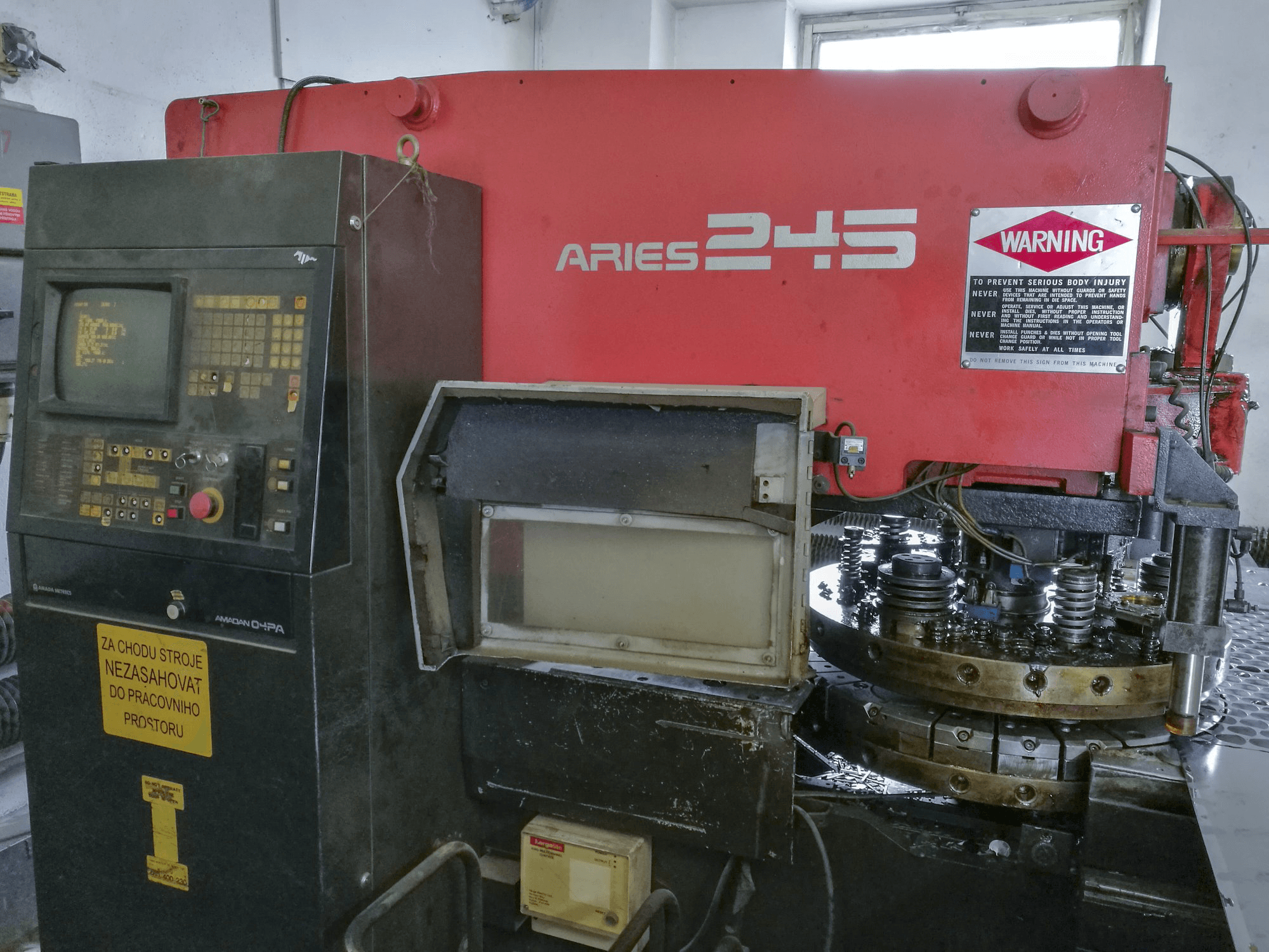 AMADA-maskinen framifrånARIES 245