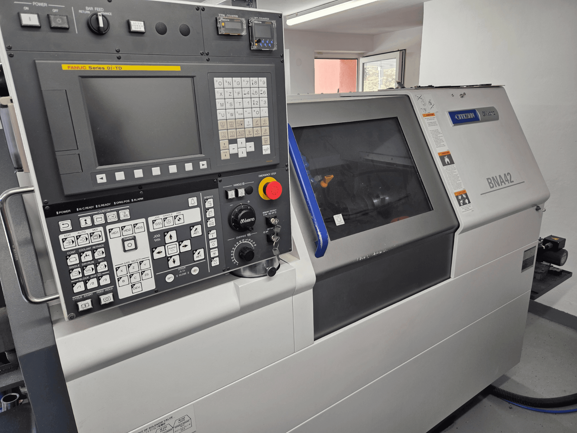 Miyano BNA42S2 horisontell svarv, framifrån sett med kontrollpanelen som visar FANUC-gränssnittet av serien Oi-TD och displayen.