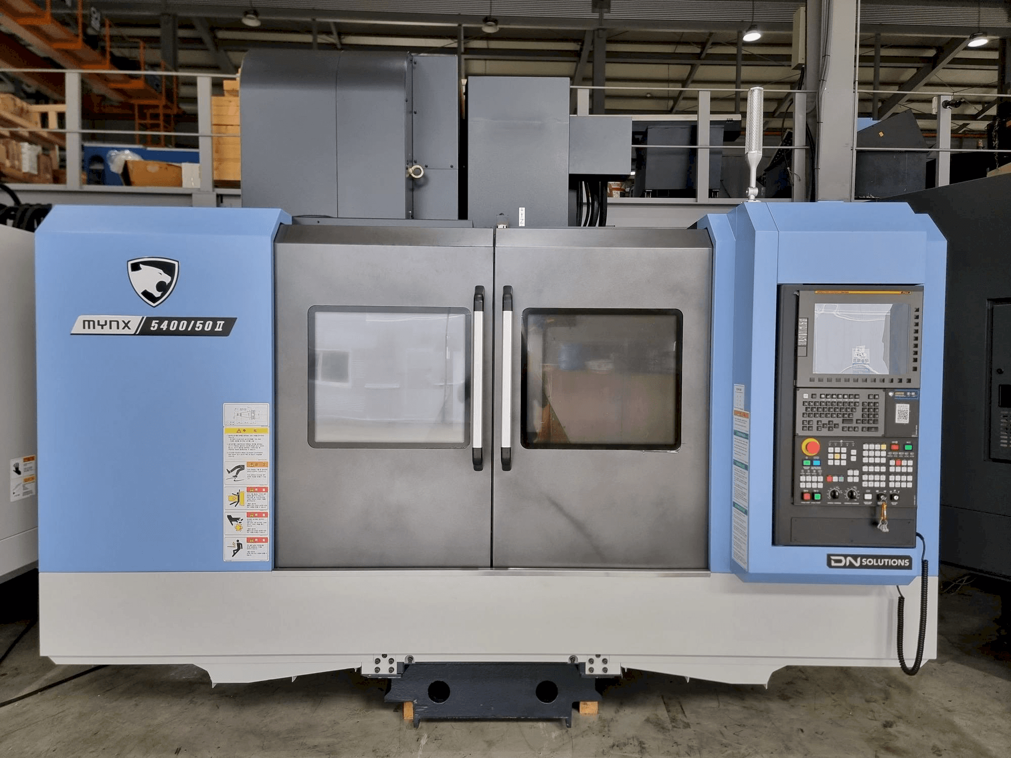DOOSAN MYNX 5400/50-maskinen framifrån