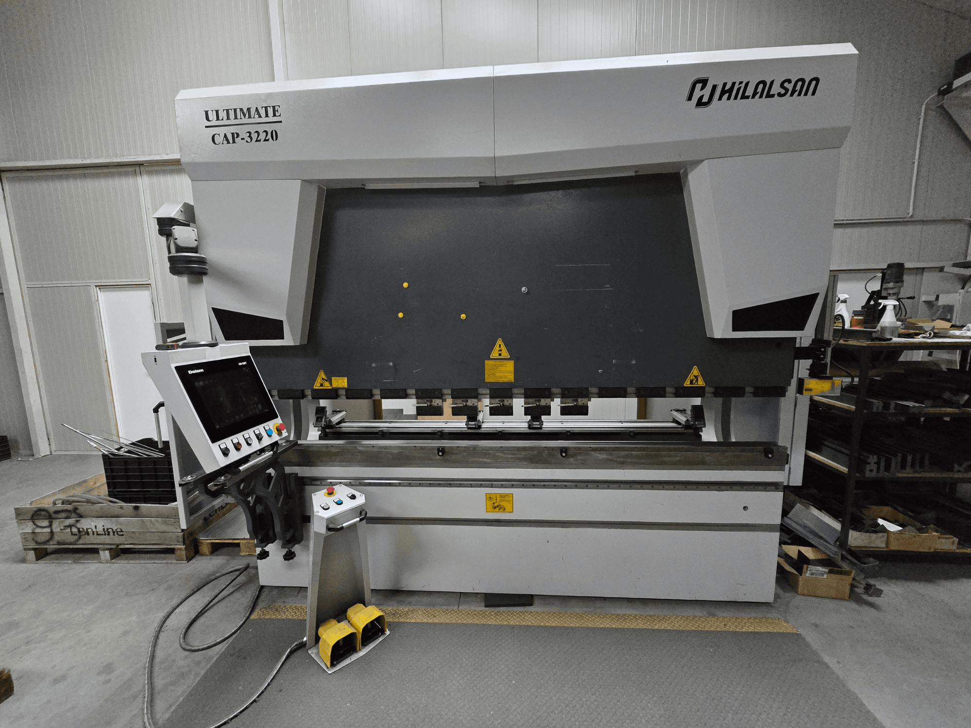 Ultimate CAP-3220 från Hilalsan, framsida av en metallbockningsmaskin med kontrollpanel och fotpedaler synliga.