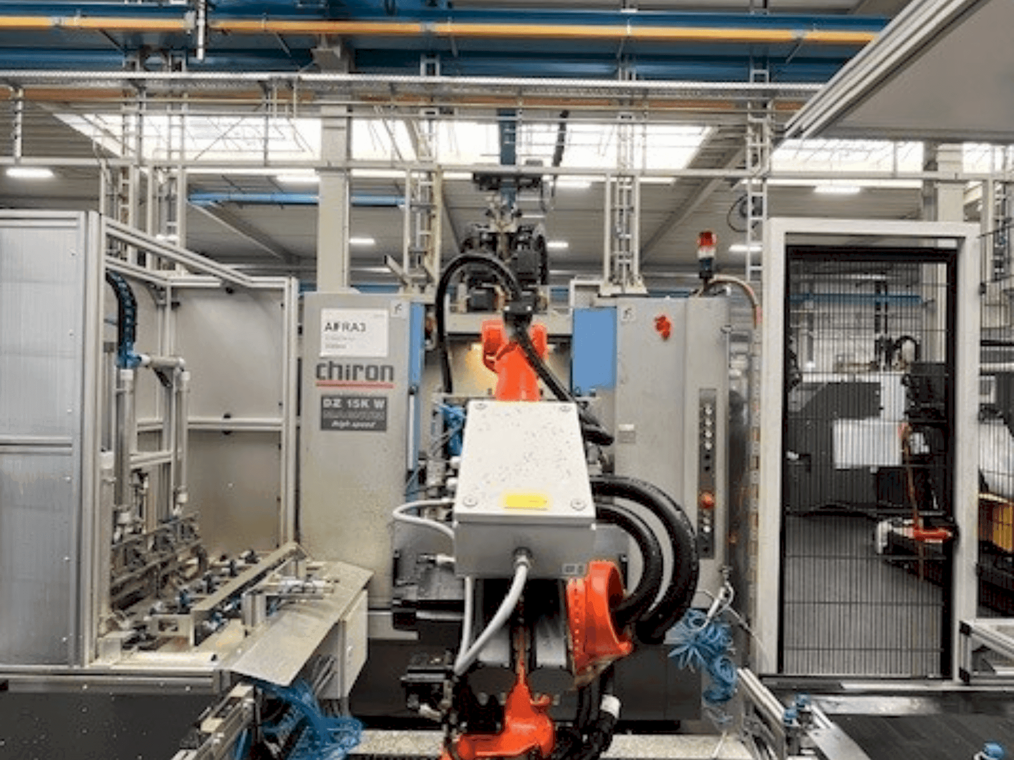 CHIRON DZ15KWM HS-maskinen sedd från höger