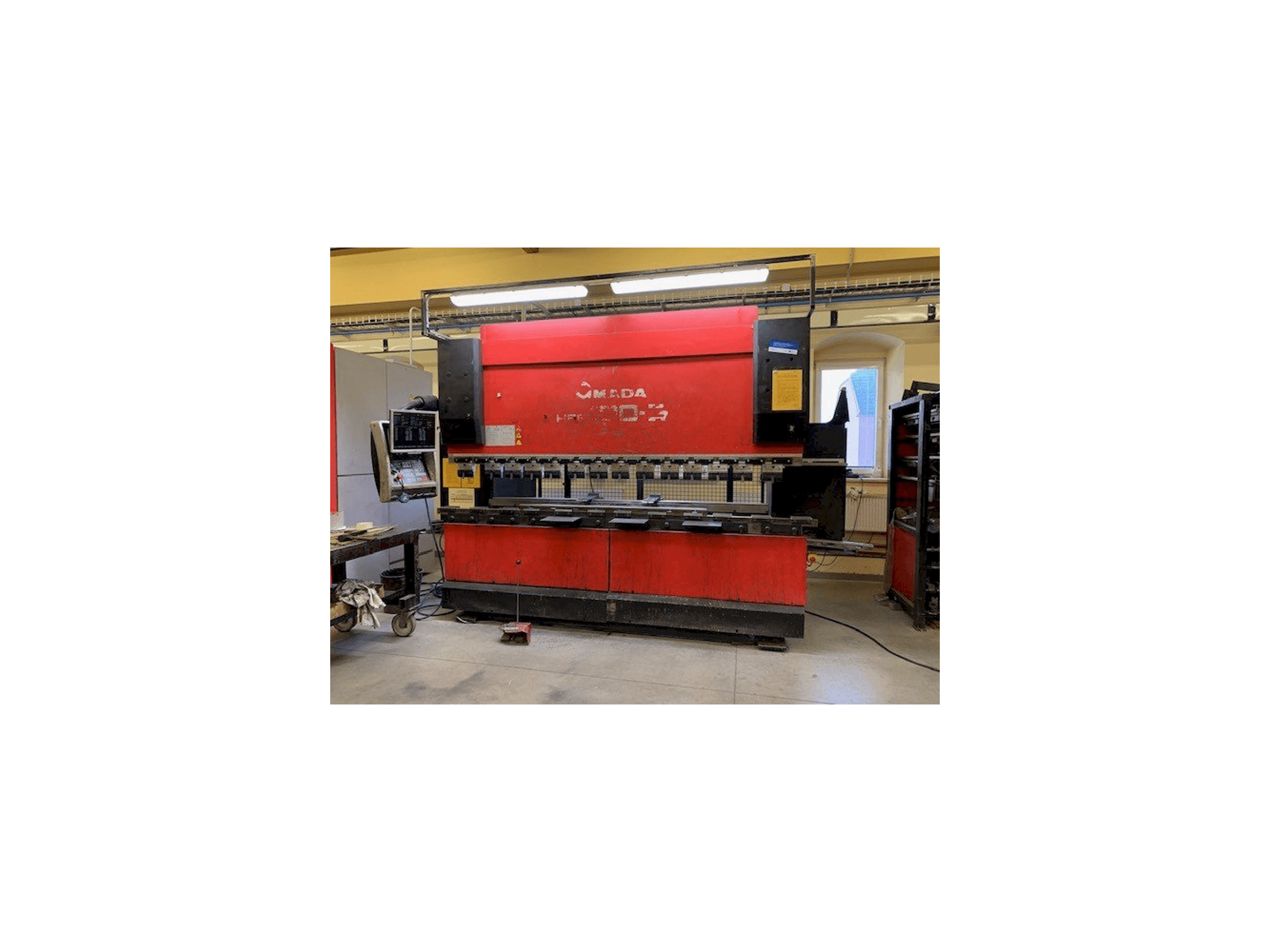 AMADA HFE 100-3-maskinen framifrån