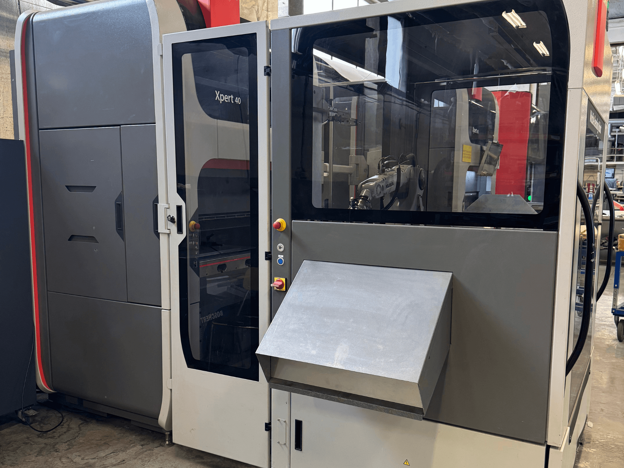 Bystronic Xpert 40/1030 kantpress framifrån, med kontrollpanel, glashölje och ren design.