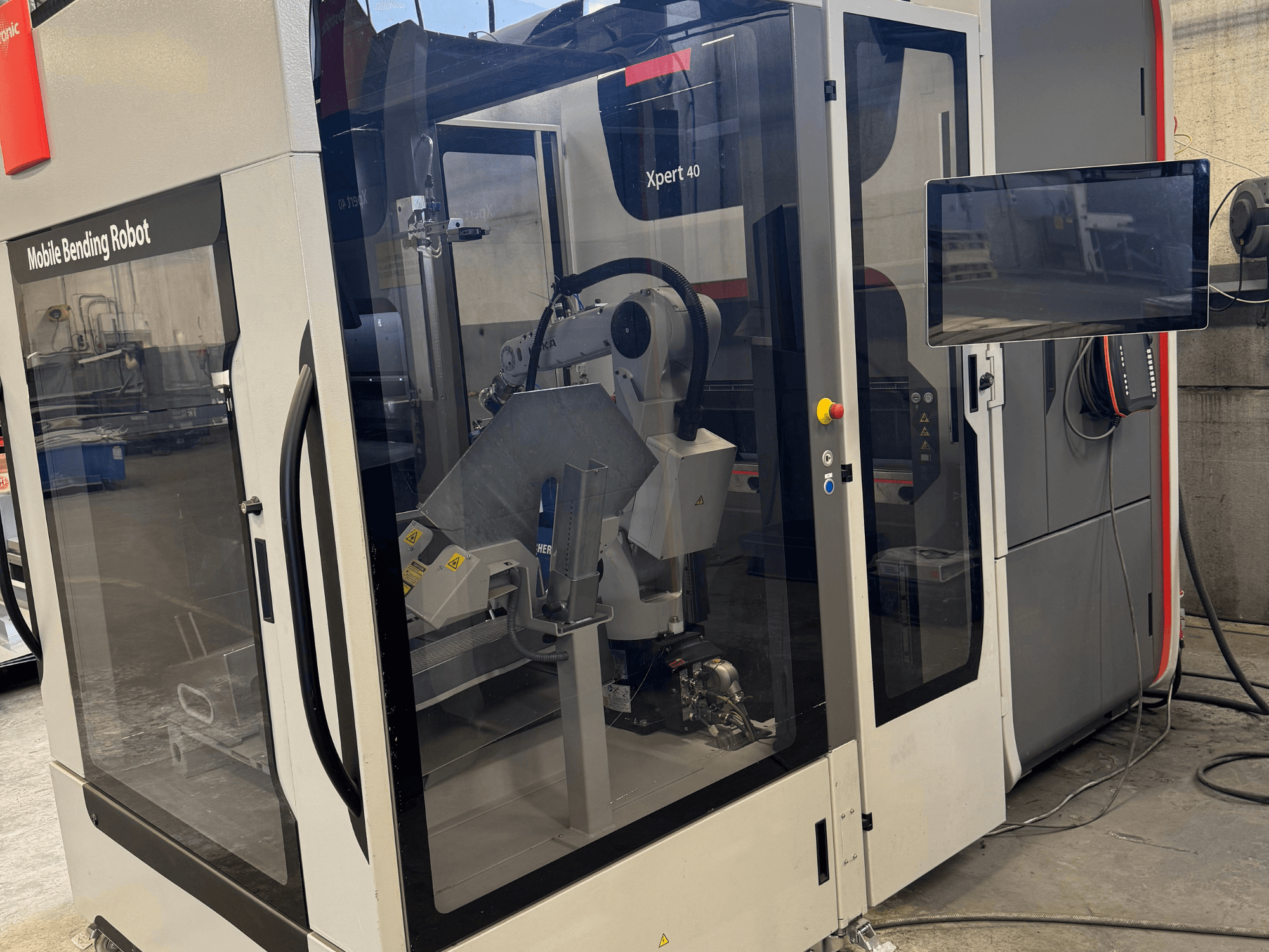 Bystronic Xpert 40/1030 kantpress med mobil bockningsrobot, frontvy som visar kontrollpanelen och robotkomponenterna.