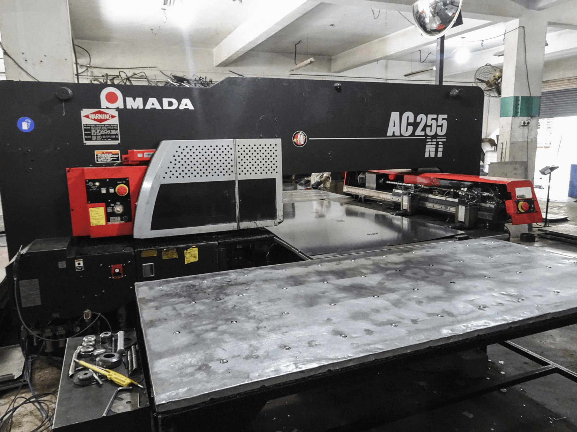 AMADA-maskinen framifrånAC 255NT