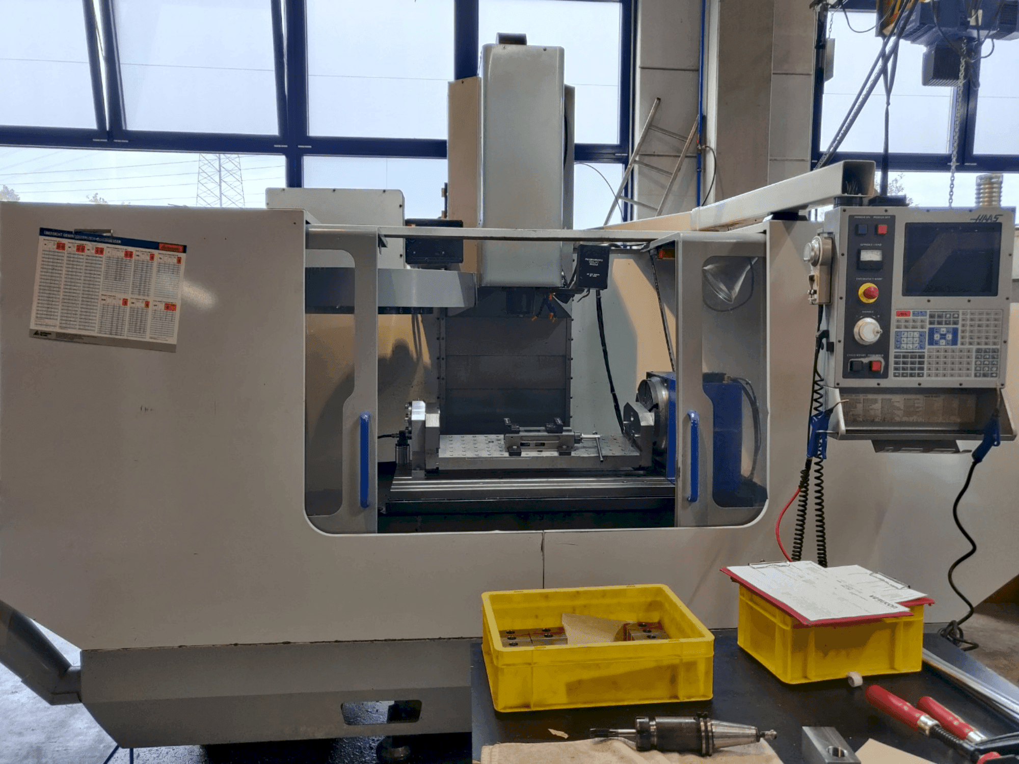 MIKRON VCE 1300/40 (2001)-maskinen framifrån