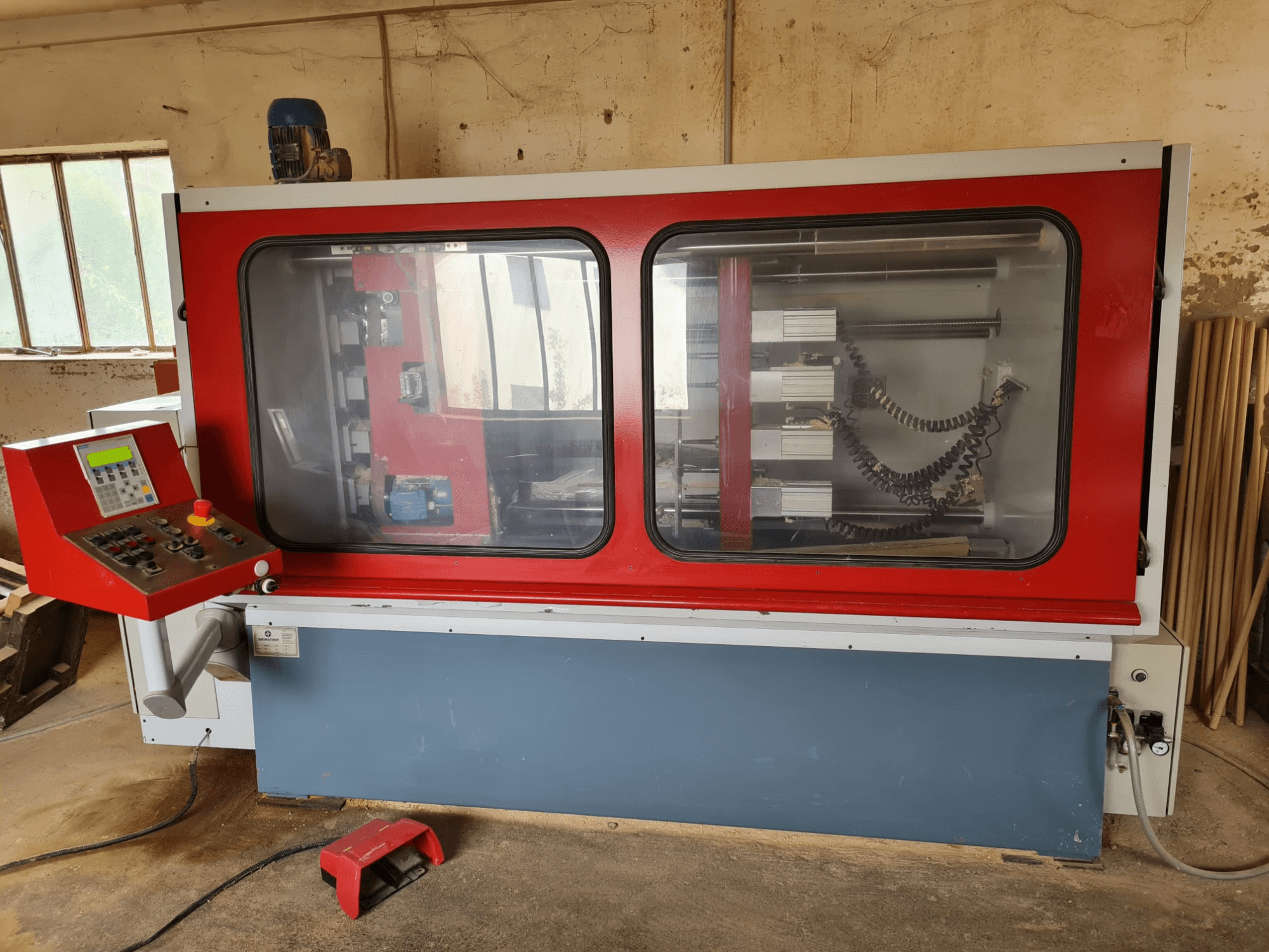 WEIRATHER KS1300/4 träkvarn framifrån, med kontrollpanel, transparent hölje och synliga interna komponenter.