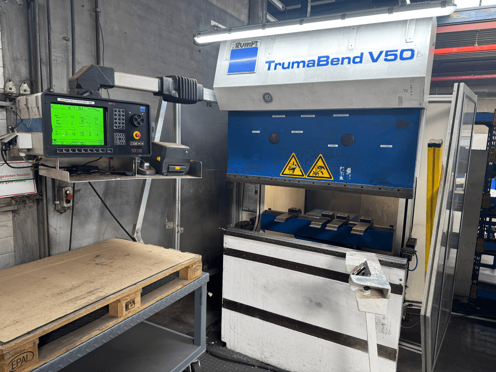 TRUMPF TrumaBend V50 kantpress, framifrån, med kontrollpanel som visar inställningar och säkerhetsvarningar.