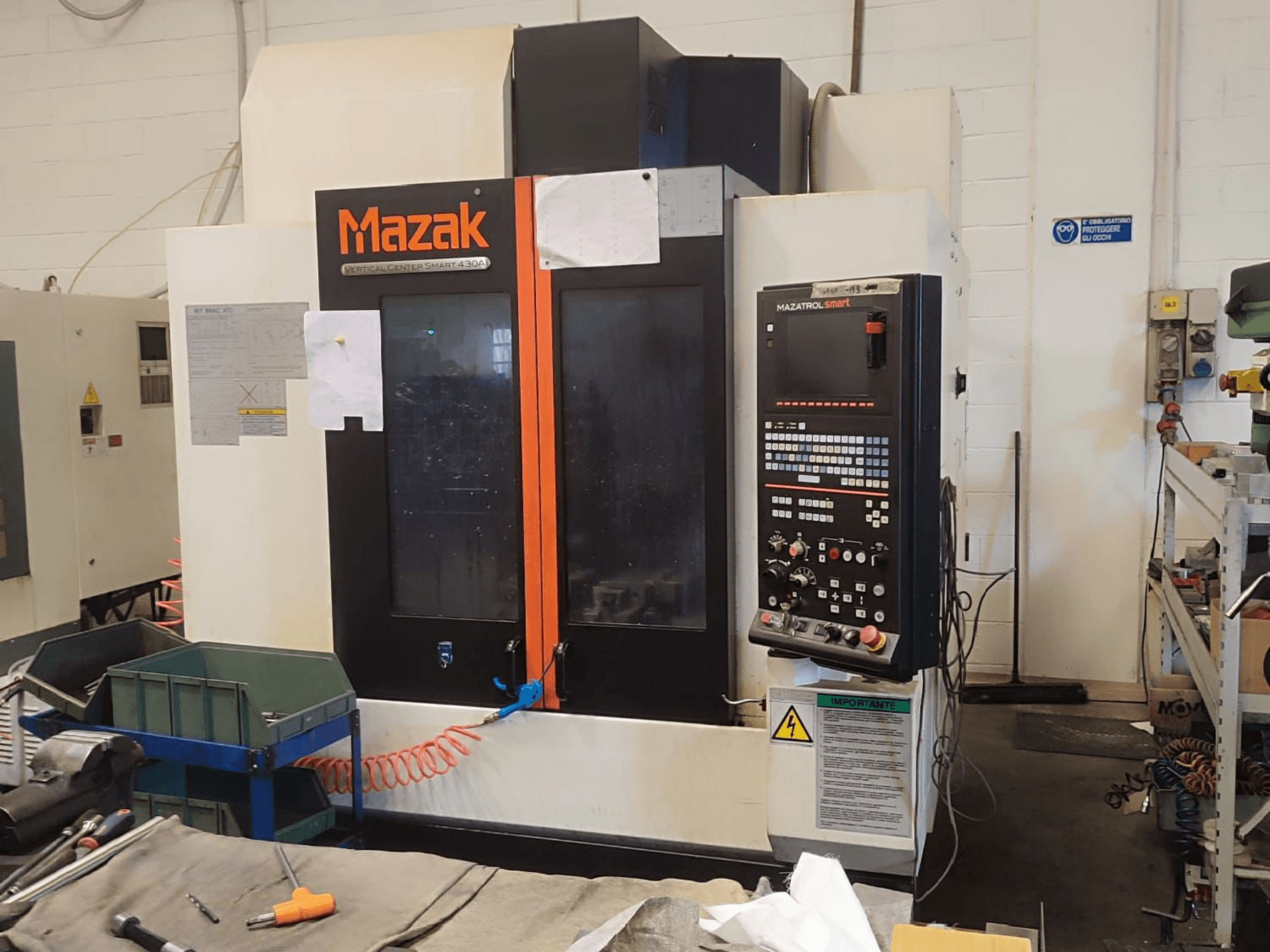 Mazak VCS 430A vertikal fleroperationsmaskin, vy framifrån som visar kontrollpanelen och driftsdetaljer i verkstadsmiljö.