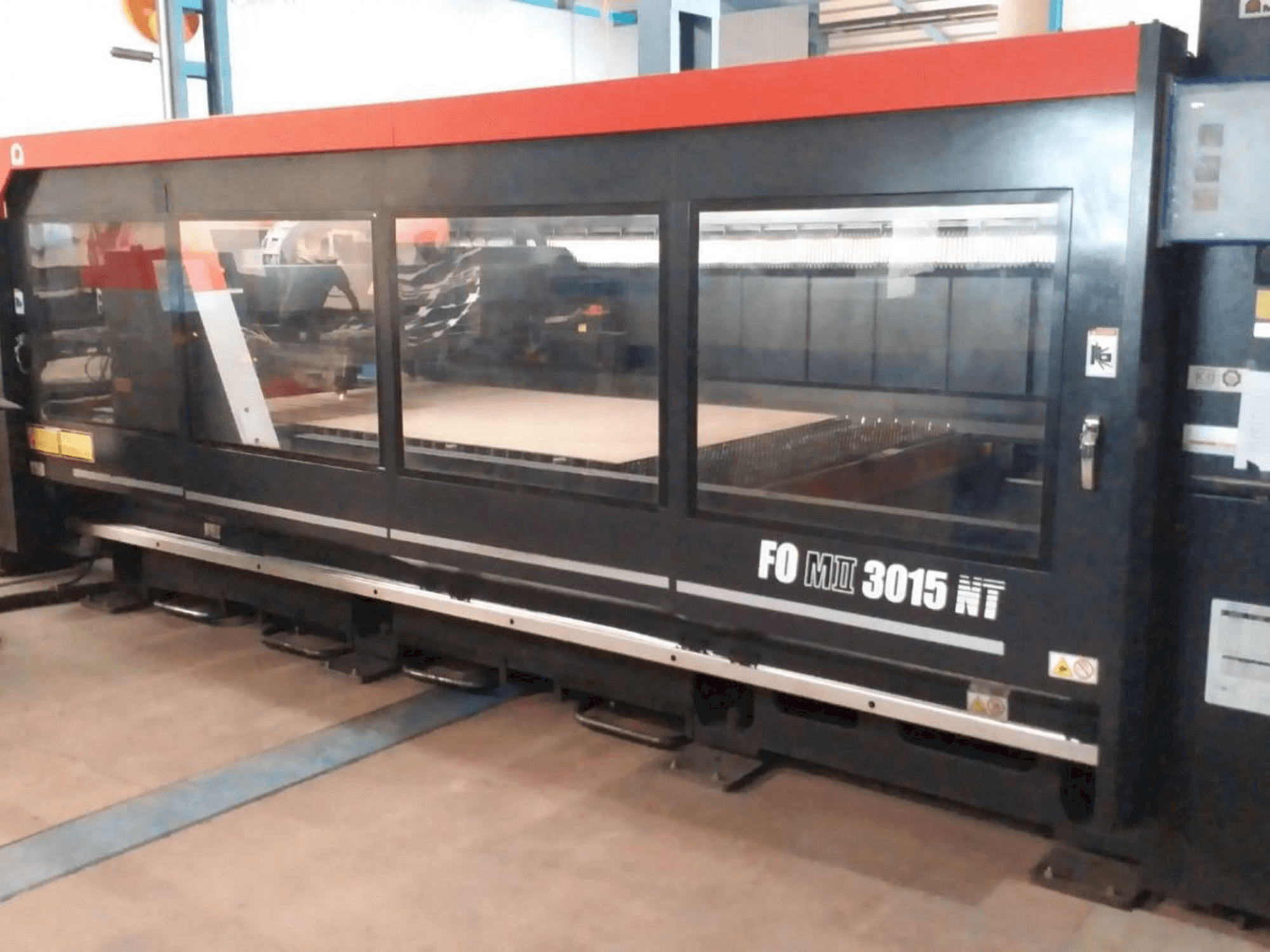 AMADA F0M2 3015 MT-maskinen framifrån