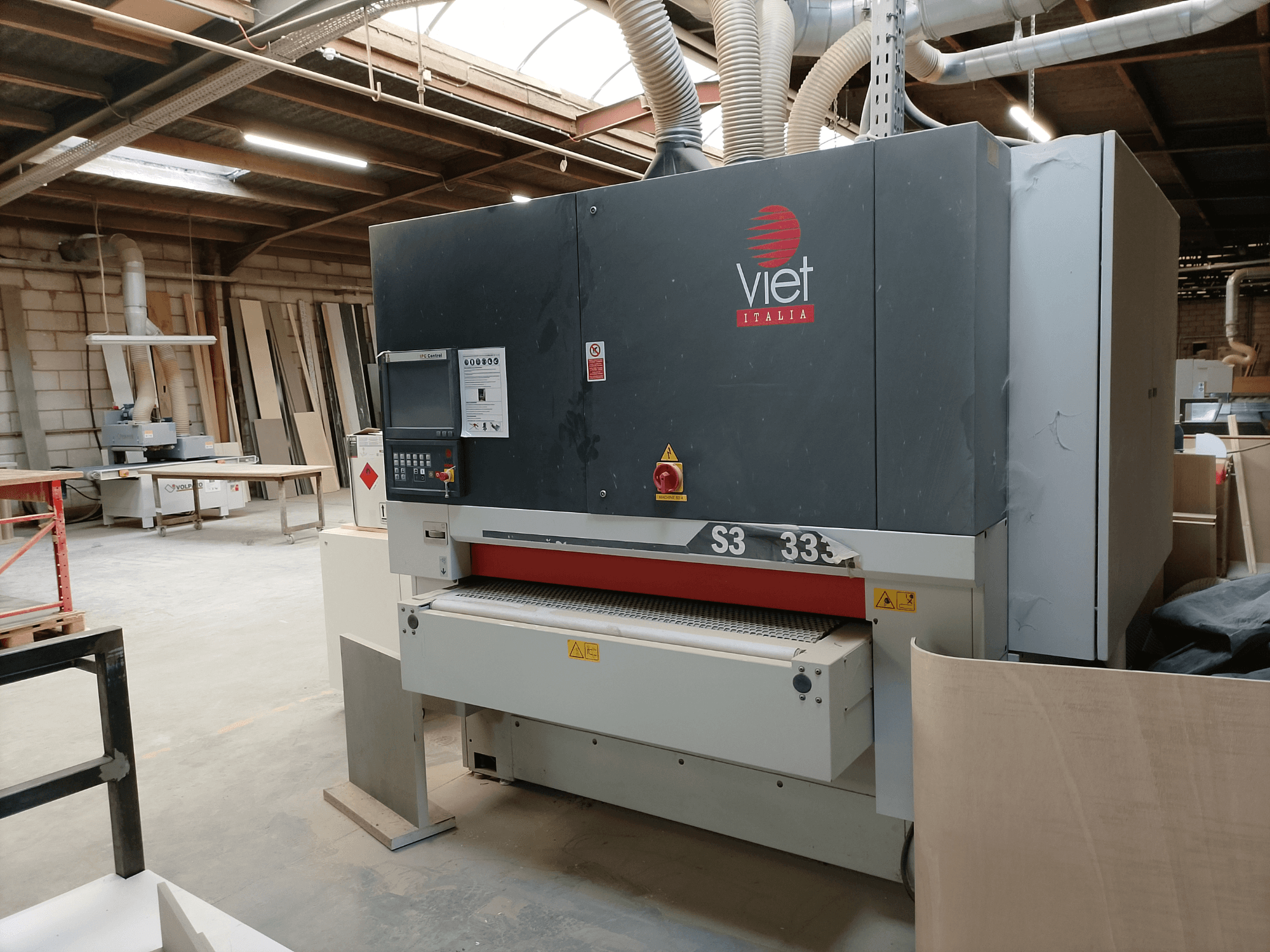 Bandslipmaskin från Viet, modell S3 333, framifrån, visar kontrollpanelen och slipytan i en verkstadsmiljö.