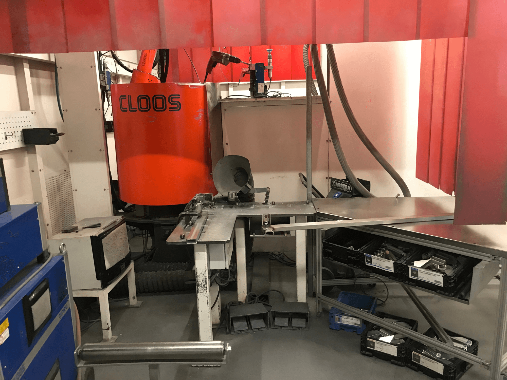 Svetsverkstadssystem från DESSAUER, framifrån sett med robotarm, arbetsbänk för metallbearbetning och förvaringsutrymmen i en verkstadsmiljö.