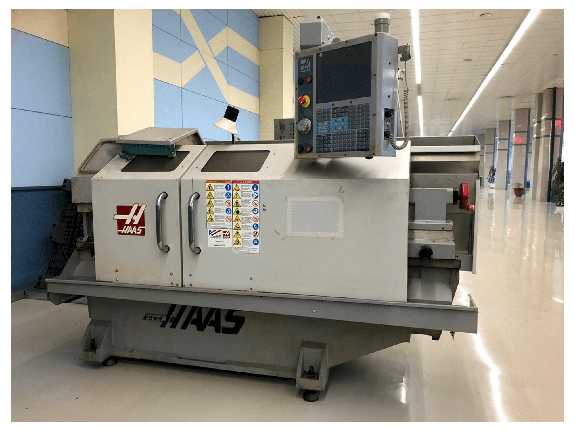 HAAS TL-2HE-maskinen framifrån