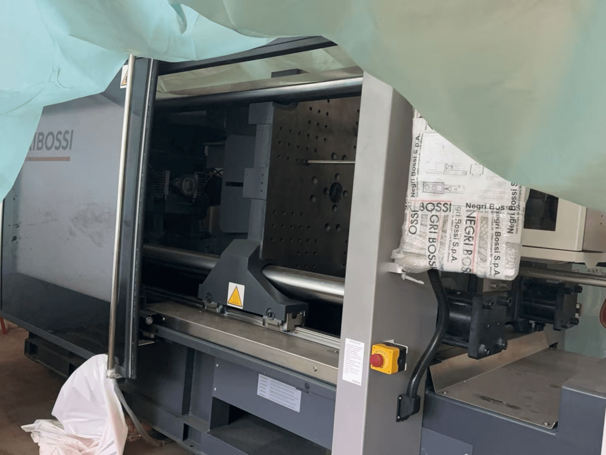 Negri Bossi NOVA e350T H1550 elektrisk formsprutningsmaskin, sidovy, visar öppen dörr och interna komponenter.