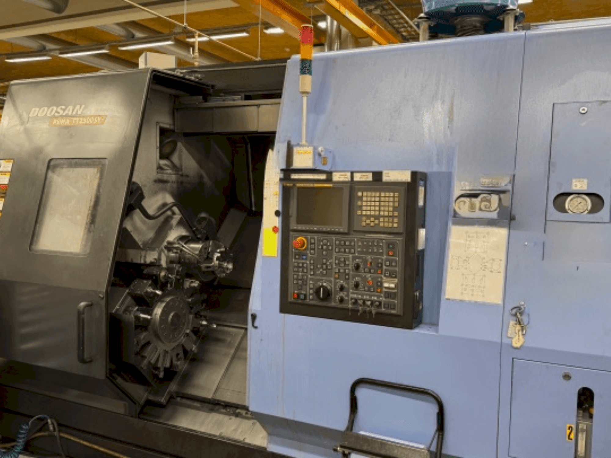 DOOSAN Puma TT 2500 SY-maskinen framifrån