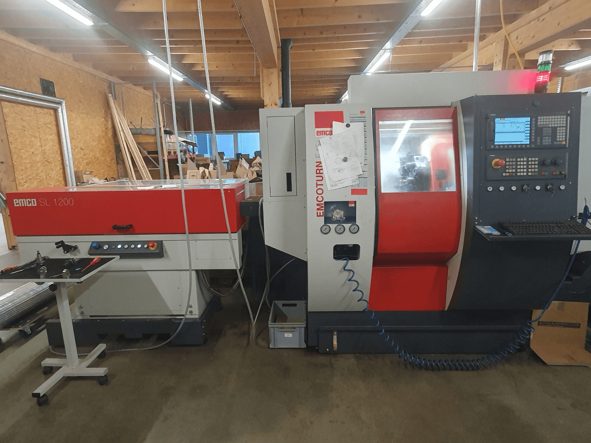 EMCO SL 1200 CNC-svarv och EMCOturn; frontvy som visar reglage, displayer och driftindikatorer i en verkstadsmiljö.