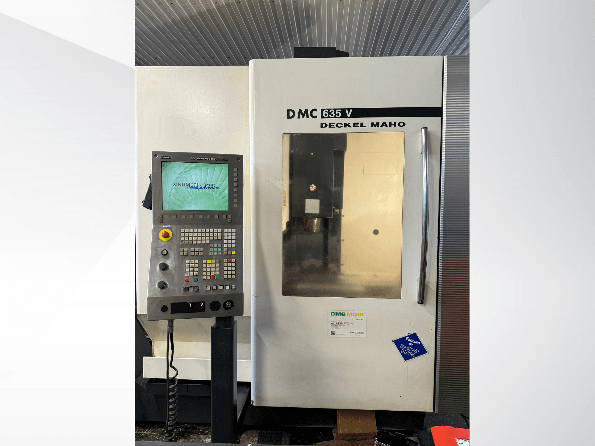 DMG Mori DMC 635 V fräsmaskin med kontrollpanel, vy framifrån, med Sinumerik-display och olika manöverknappar.