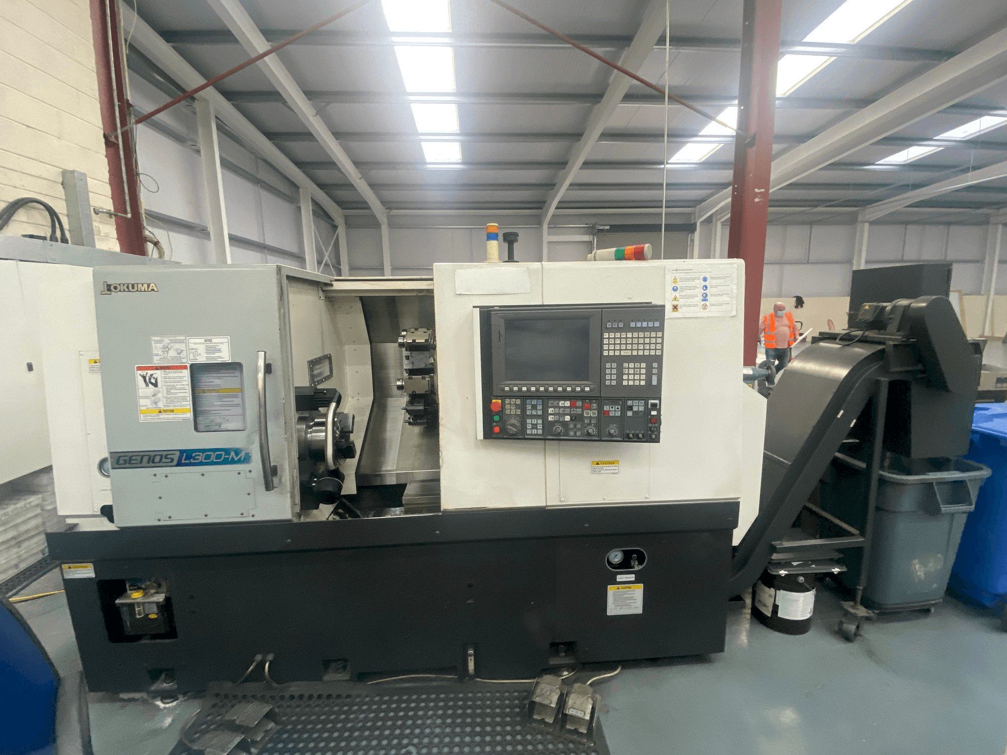 Okuma Genos L300MW-maskinen framifrån