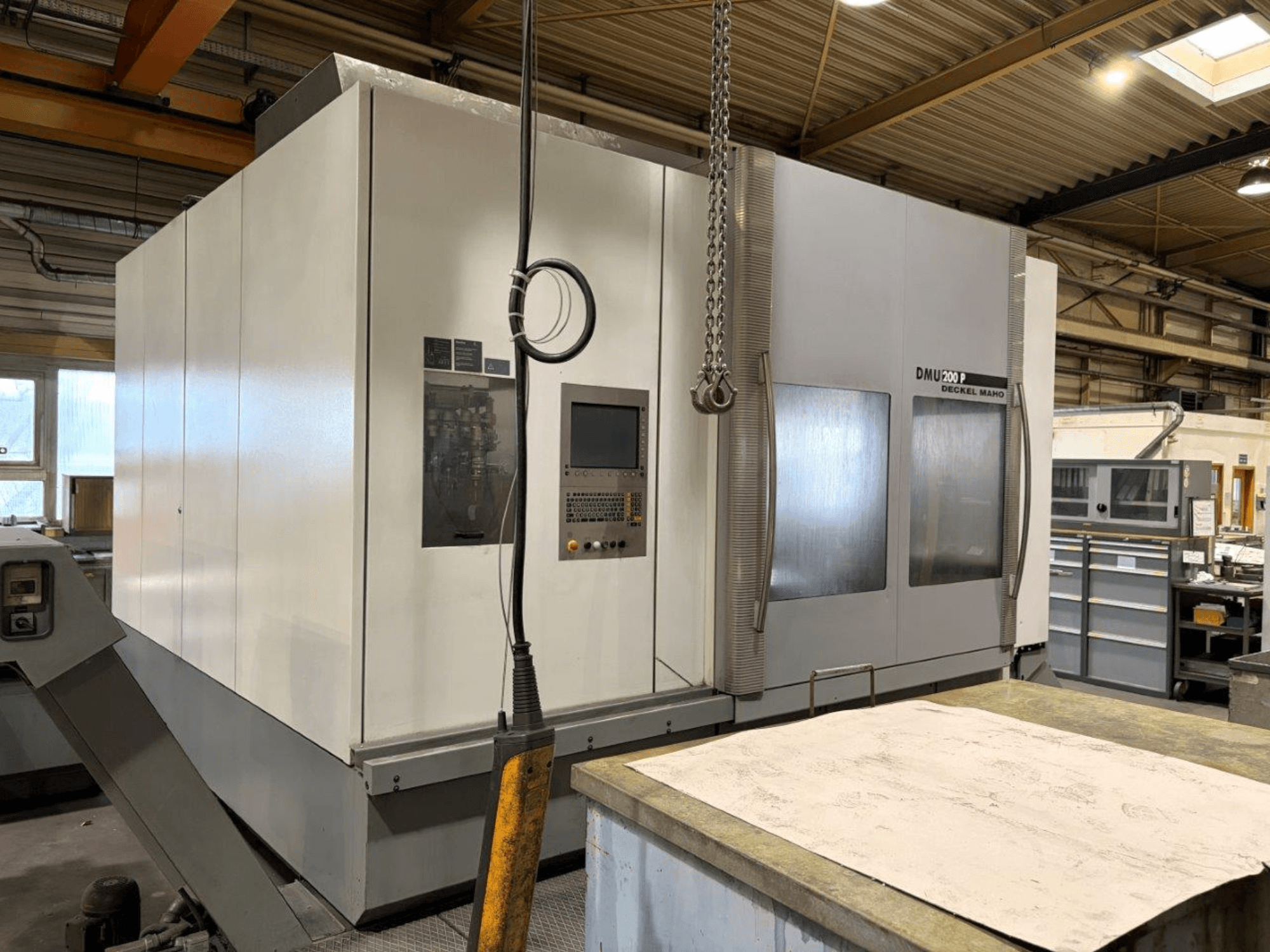 DMG MORI DMU 200 universalbearbetningscenter i en verkstad, framifrån, visar kontrollpanelen och de yttre egenskaperna.