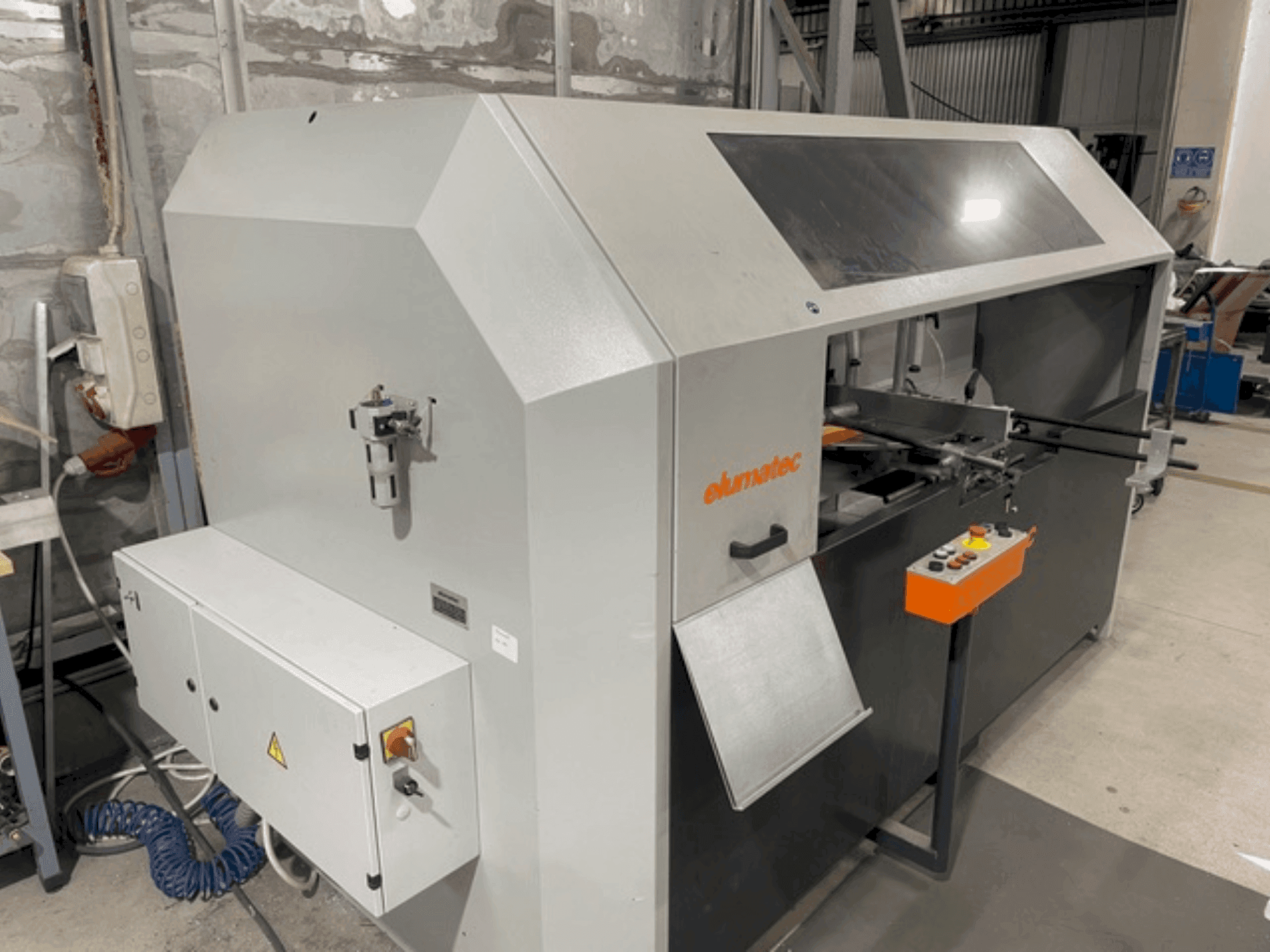 Elumatec AKS134/64-maskinen framifrån