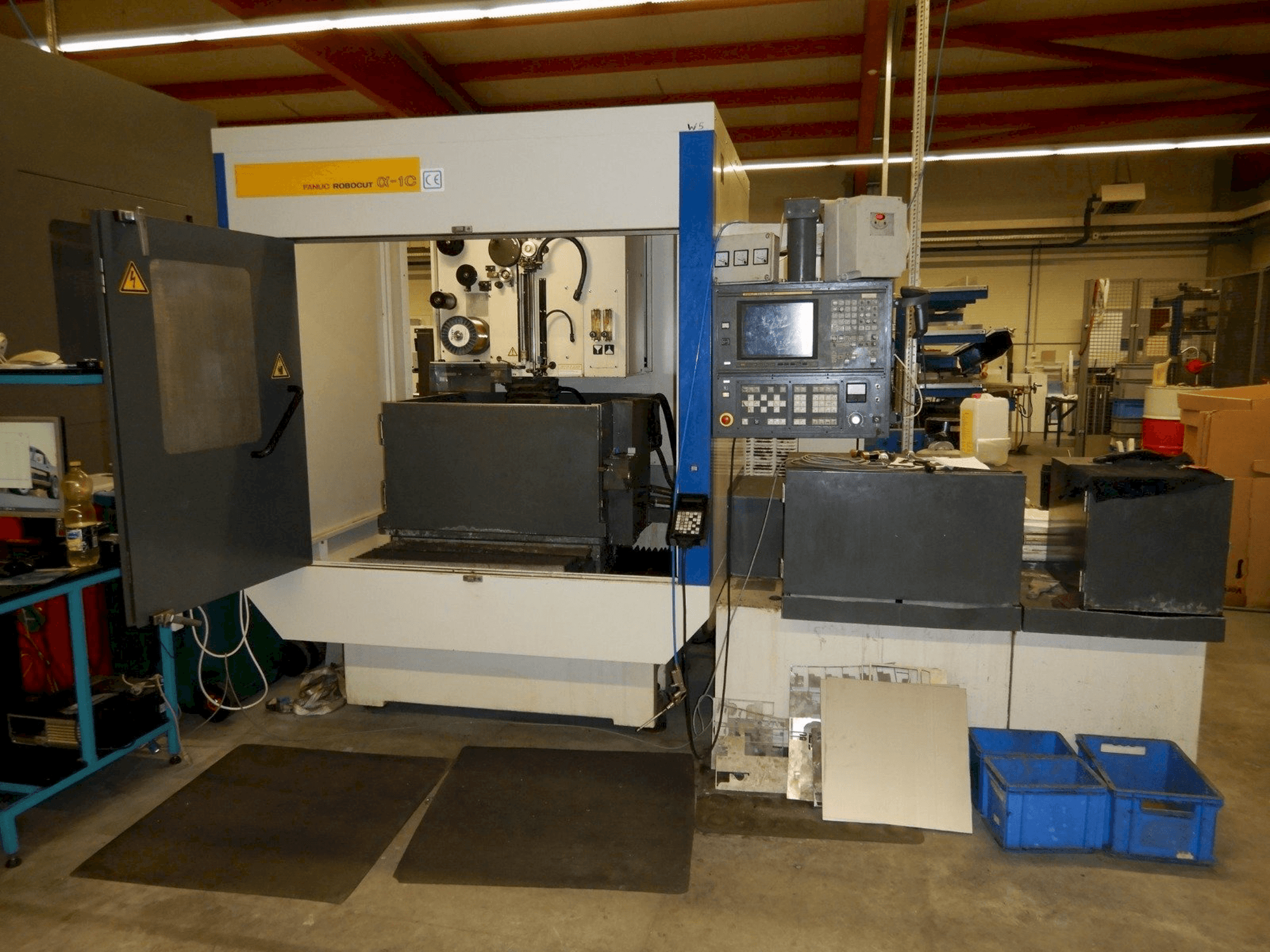 FANUC ROBOCUT ALPHA 1C-maskinen framifrån