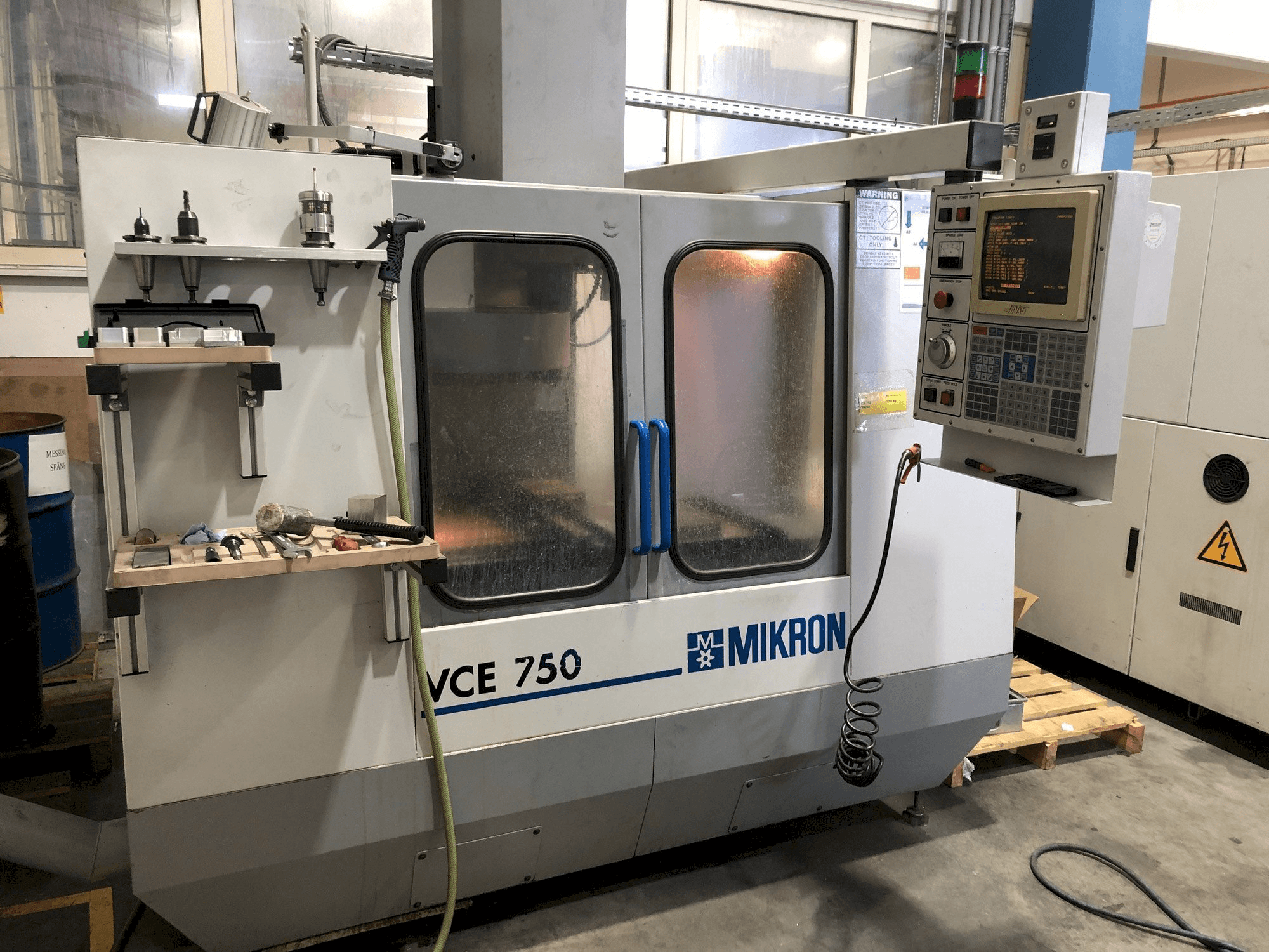 MIKRON VCE 750-maskinen framifrån
