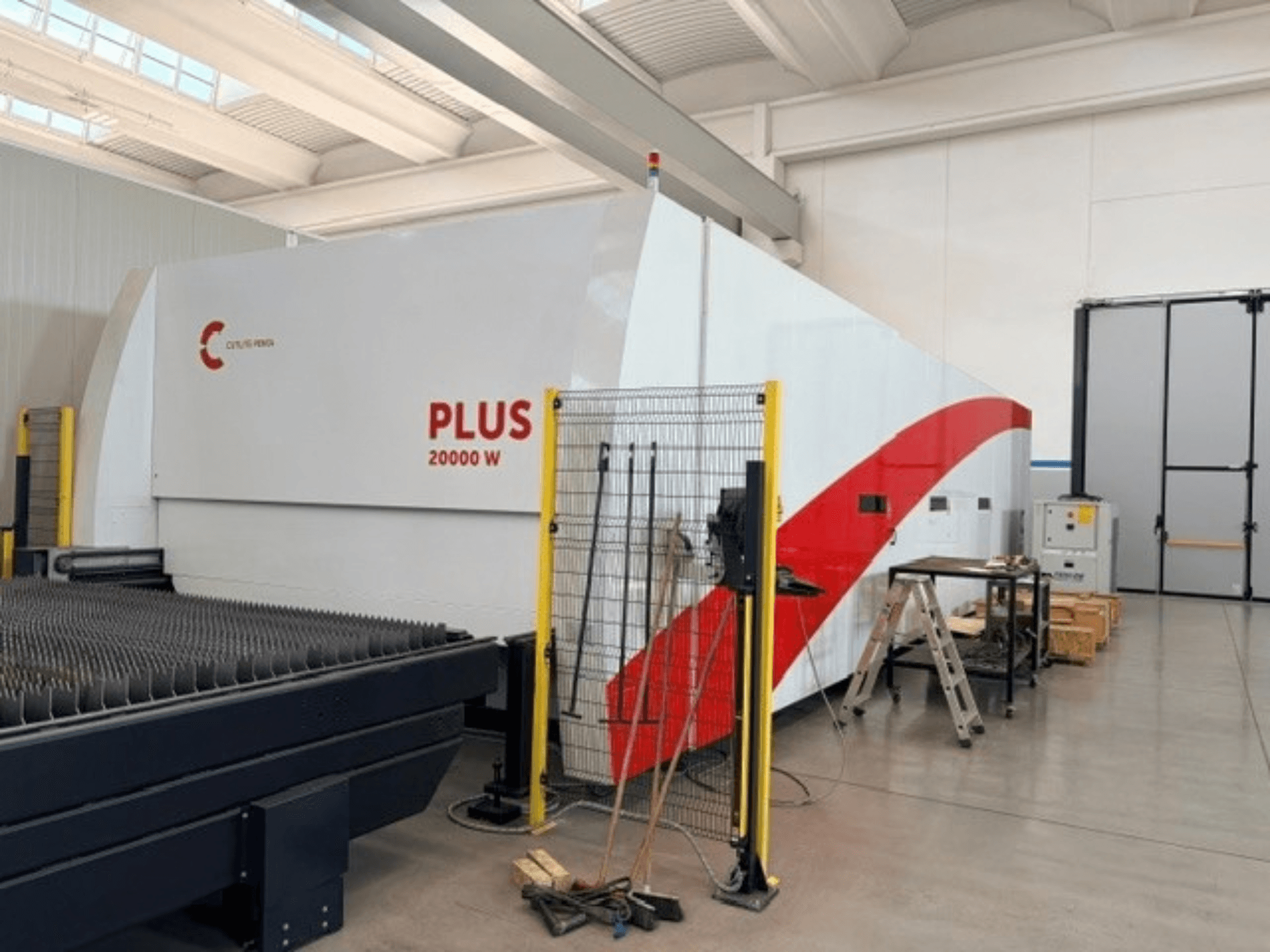 CUTLITE PENTA PLUS LM 9030 fiberlaserskärmaskin, sidovy, som visar en effekt på 20 000 W, med skyddsstaket och arbetsutrymme.