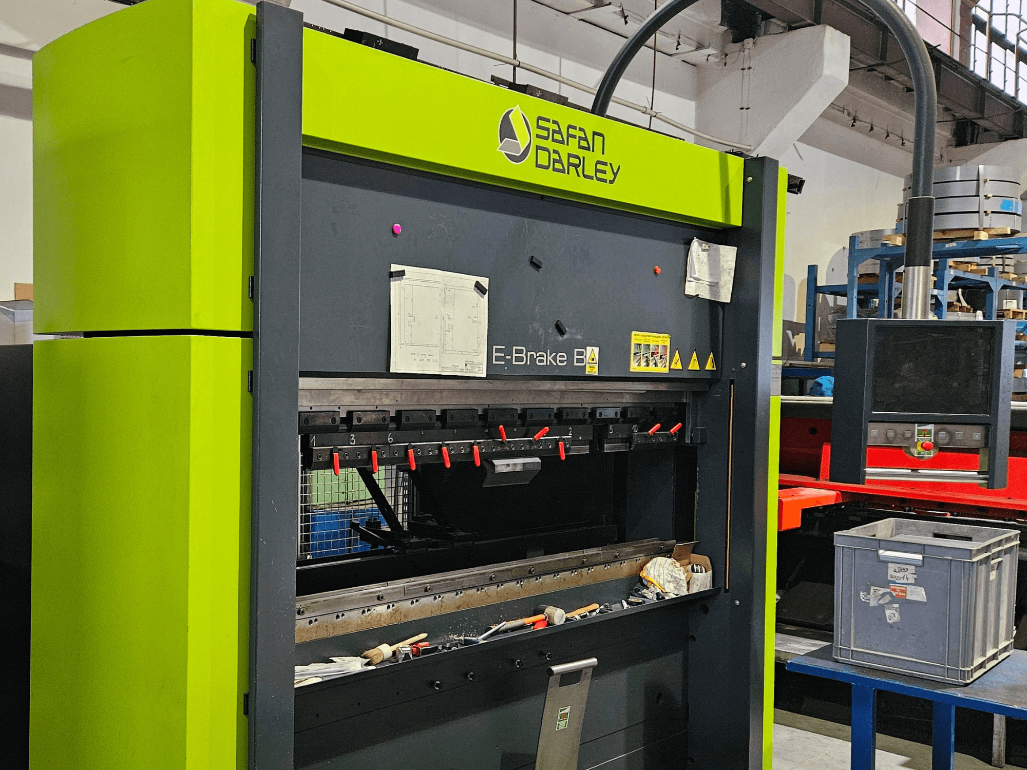 SAFAN E-Brake B 50-2050 kantpress i en verkstad, med röda klämverktyg och kontrollpanel synliga i framifrån.