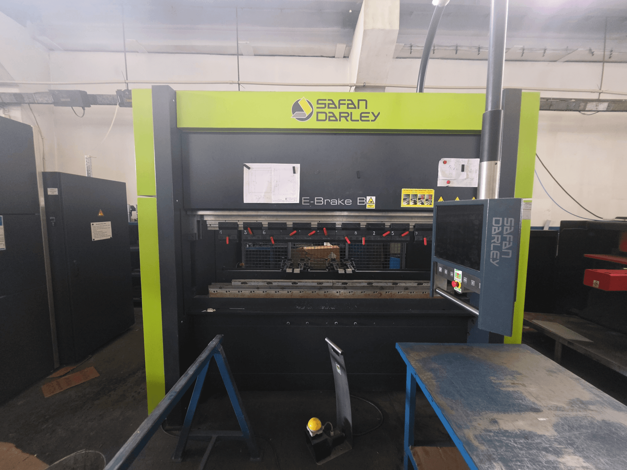 SAFAN E-Brake B 50-2050 kantpress sedd framifrån, med kontrollpanel, klämmor och maskinens tekniska specifikationer på displayen.
