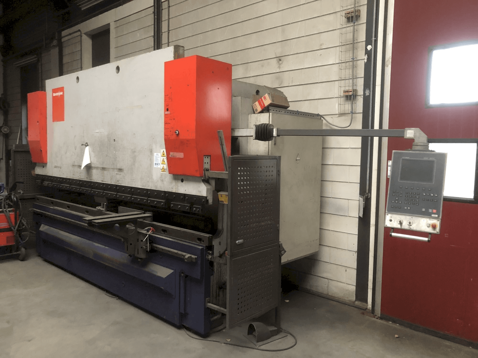 Bystronic EP40-160-maskinen sedd från höger sida