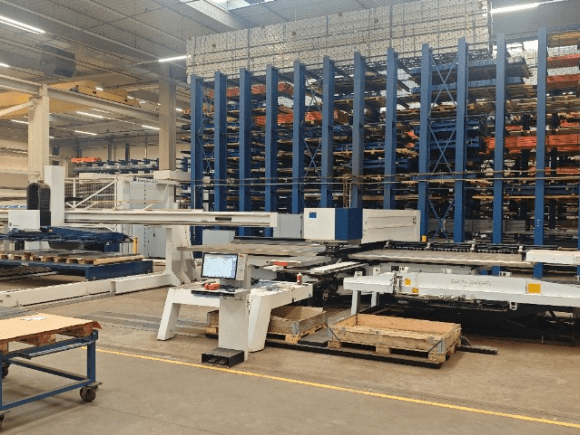 CNC-stansmaskin TRUMPF TruPunch 5000 S12 i en verkstad, sedd framifrån med kontrollpanel och förvaringsutrymme.