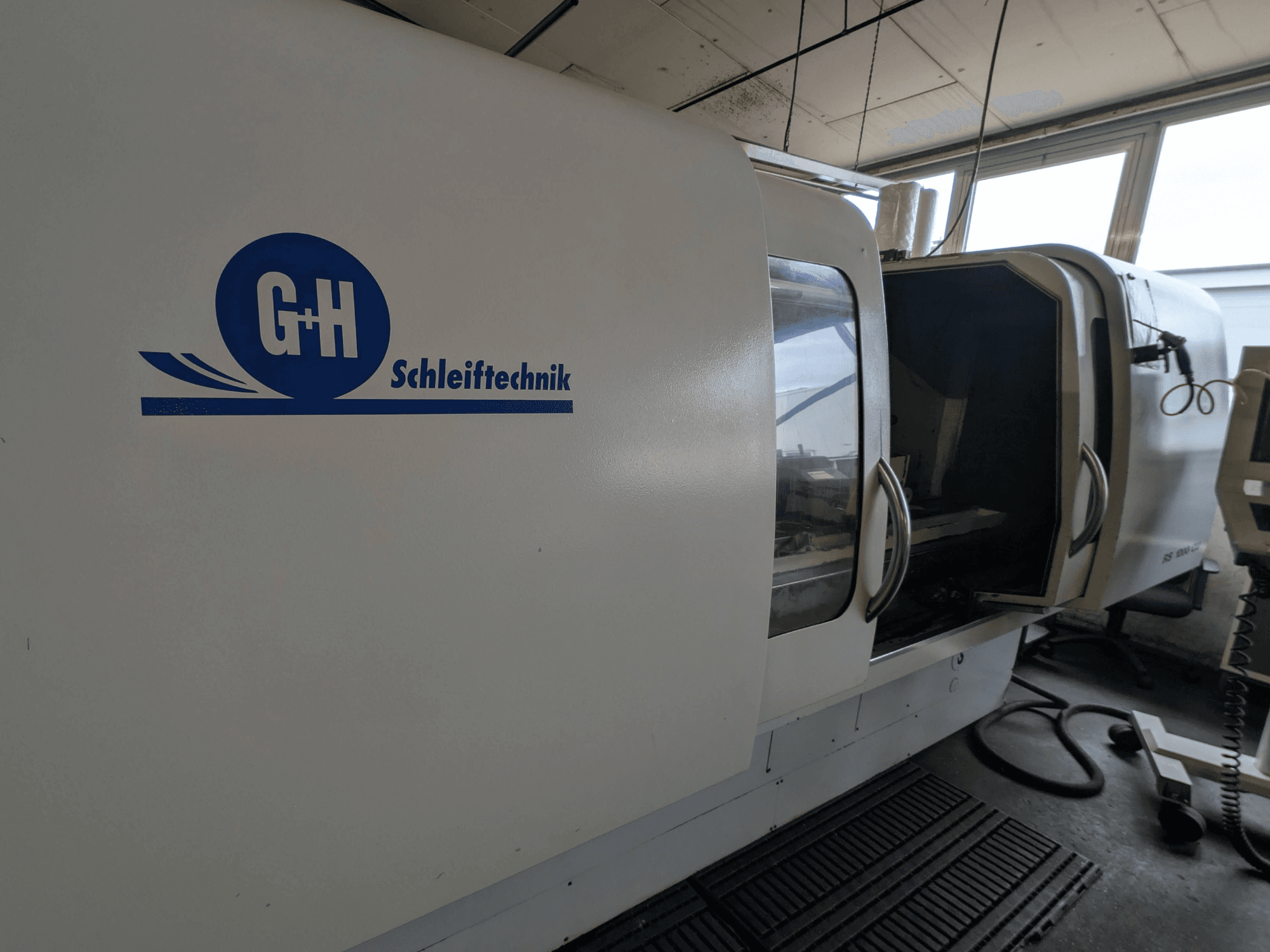 Cylindrisk slipmaskin GEIBEL & HOTZ RS 1000 CU, sidovy som visar kontrollpanel och öppen åtkomstdörr.