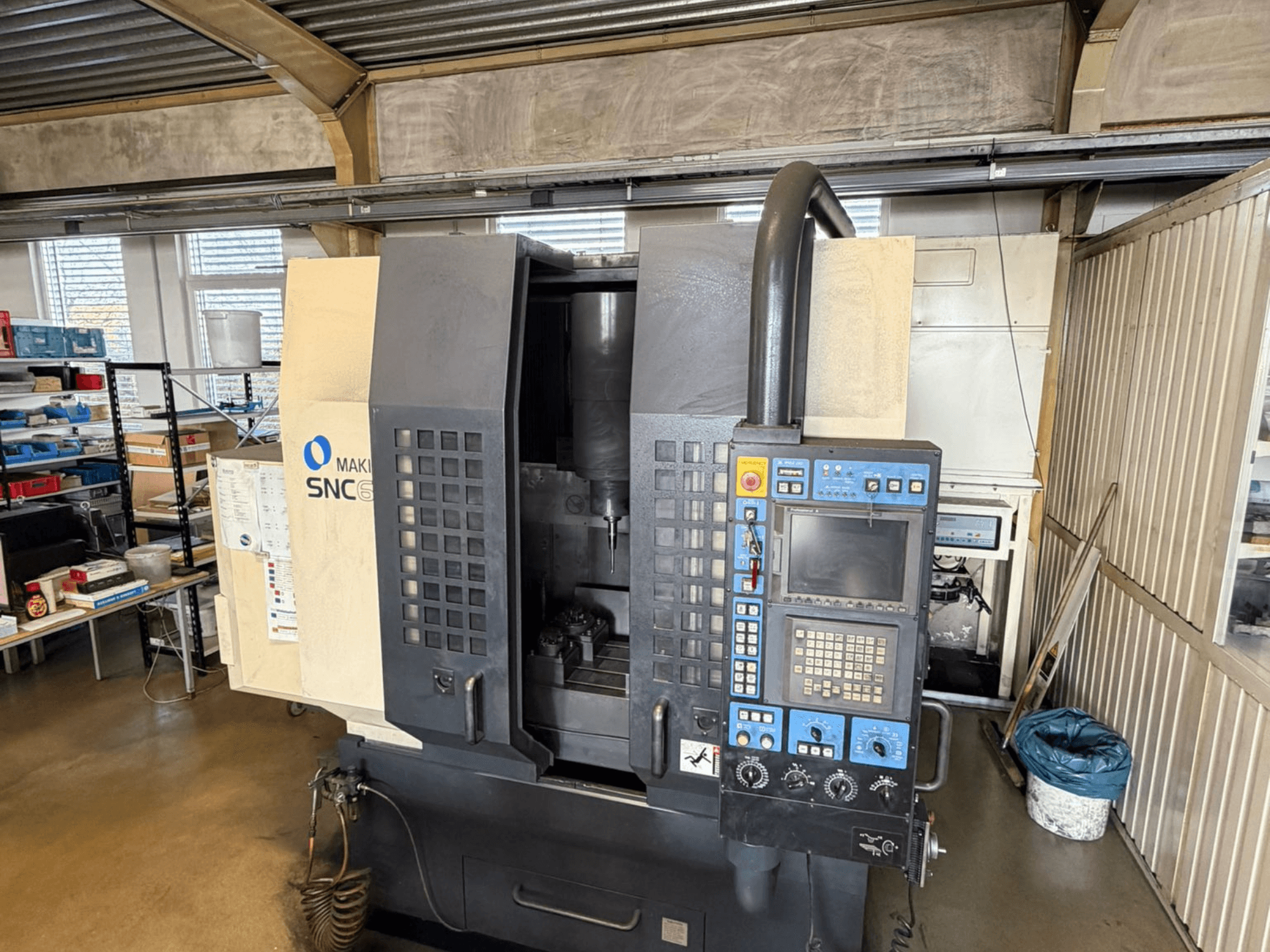 Makino SNC 64-A15 vertikalt bearbetningscenter framifrån, med kontrollpanel, bearbetningsområde och industriellt arbetsutrymme.