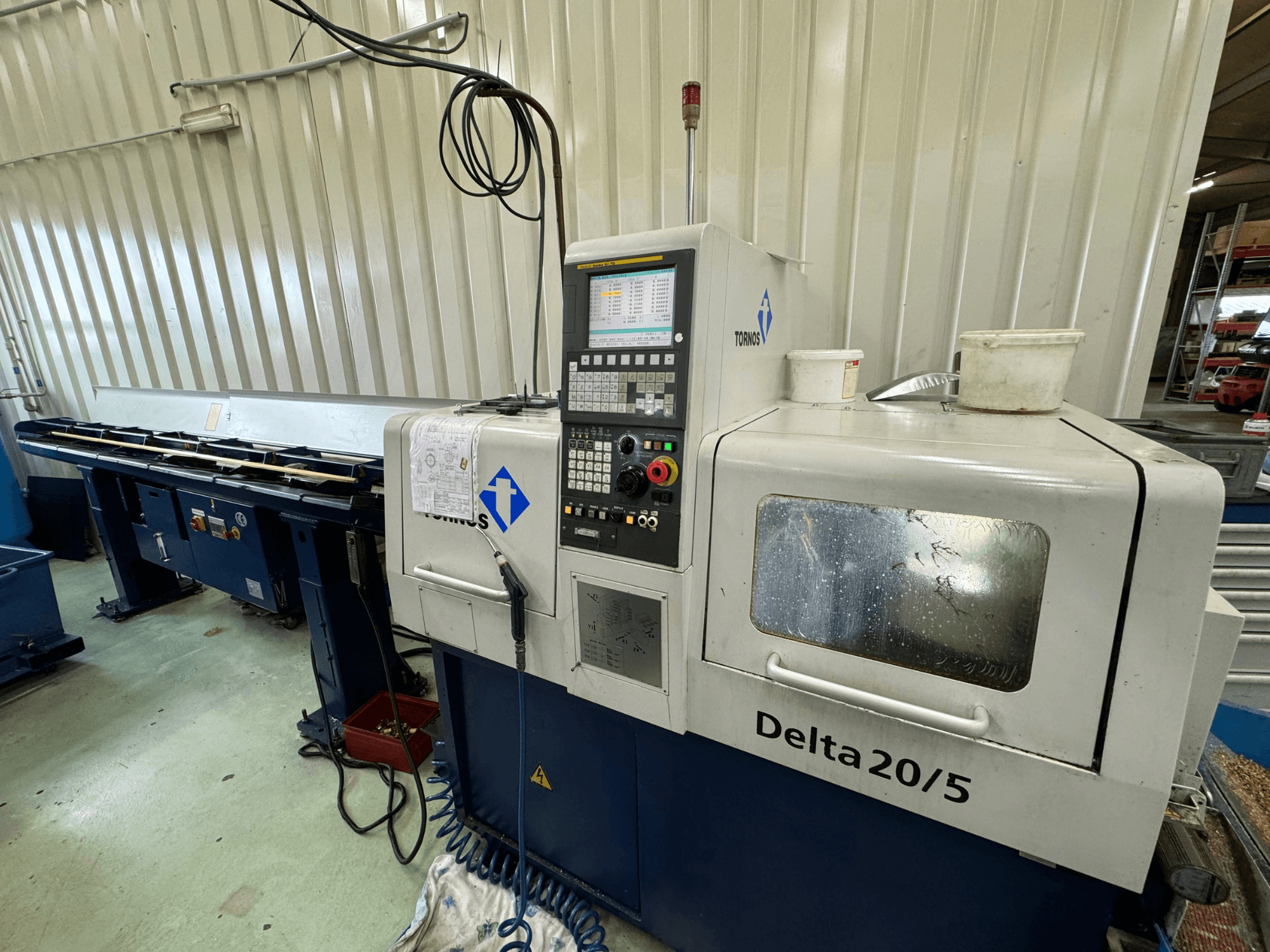CNC-maskin Torino Delta 20/5, framifrån, med kontrollpanel och arbetsyta. Med etsat glas och synlig kabeldragning.