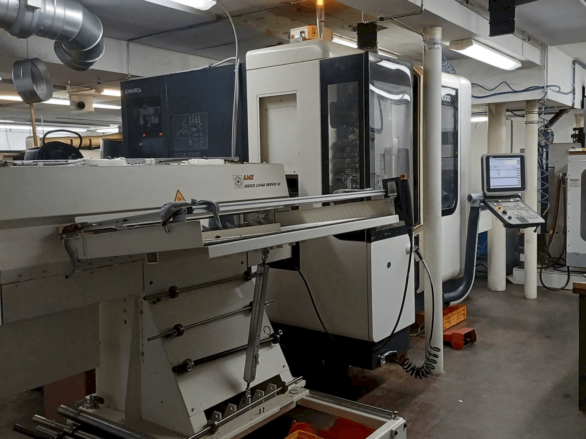 DMG NTX1000-maskinen sedd från vänster sida