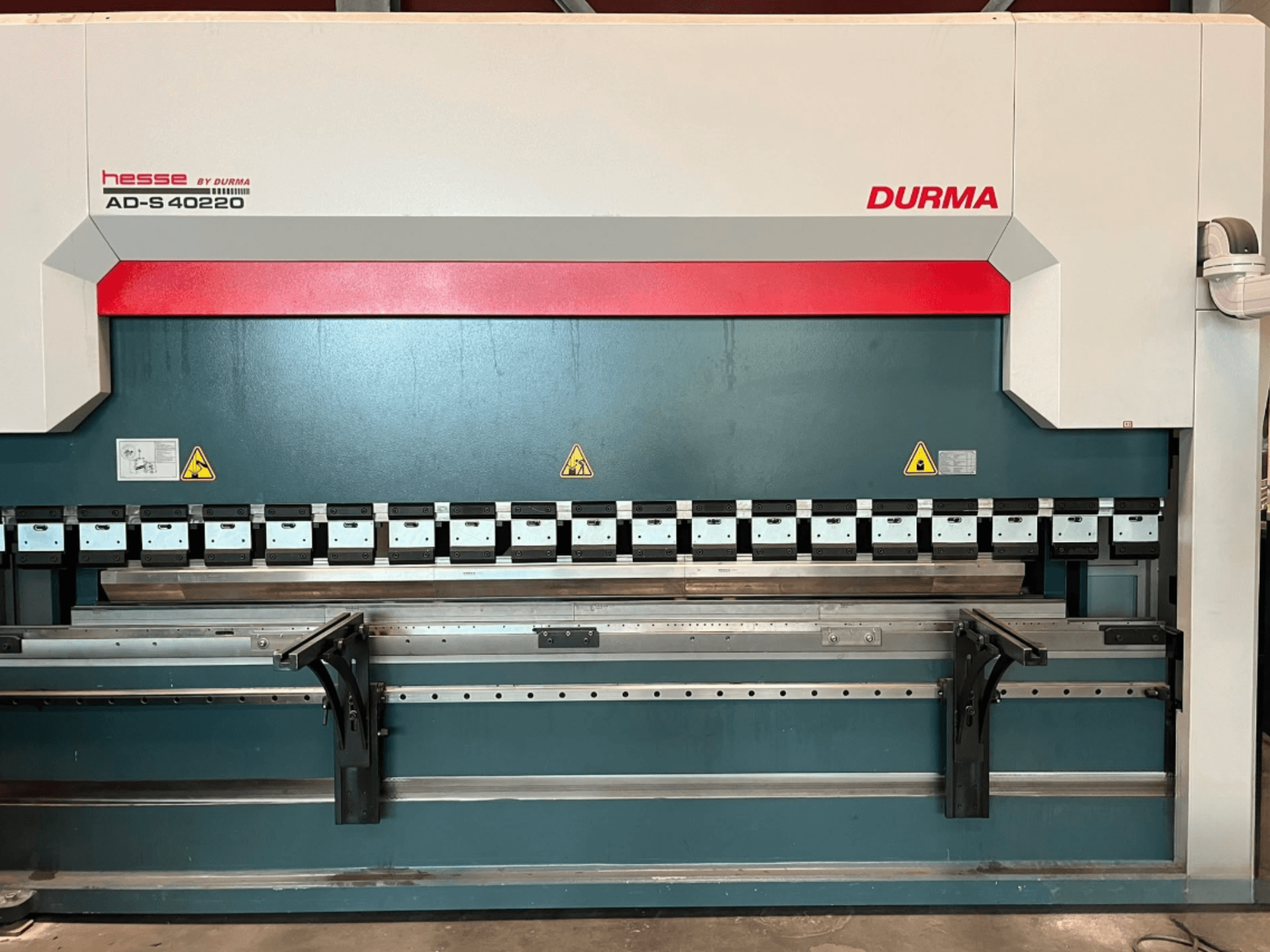 Durma AD-S 40220 kantpress sedd framifrån, med flera bockverktyg och säkerhetsetiketter.