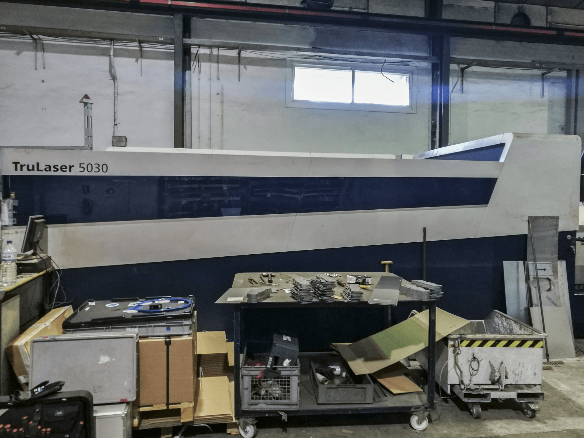Trumpf-maskinen sedd från höger sidaTruLaser 5030 fiber