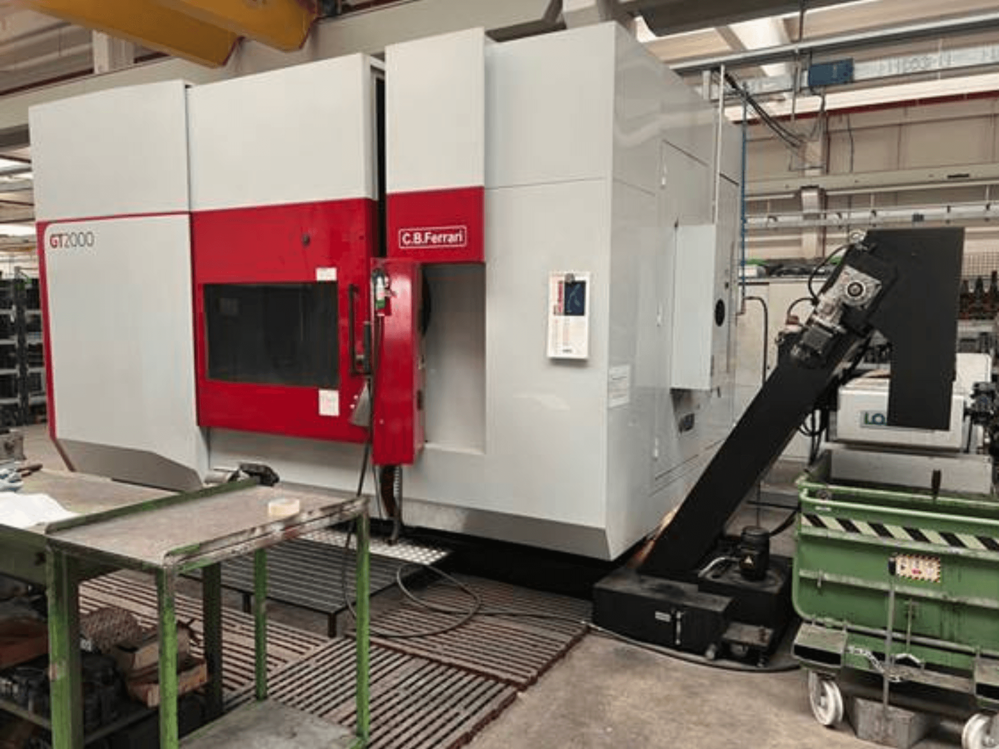C.B. Ferrari GT2000 fräsmaskin framifrån, med robotarm och industriell arbetsyta med grön vagn.