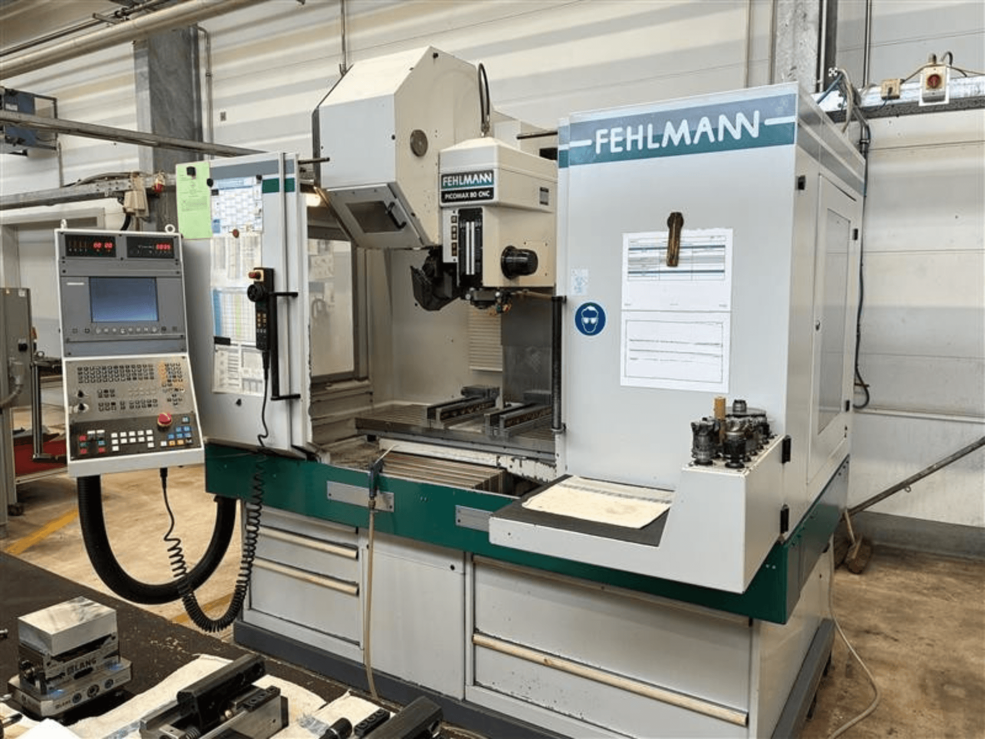 FEHLMANN PICOMAX 80 CNC-W 2/3 vertikalt bearbetningscenter sett framifrån, med kontrollpanel och bearbetningsområde.