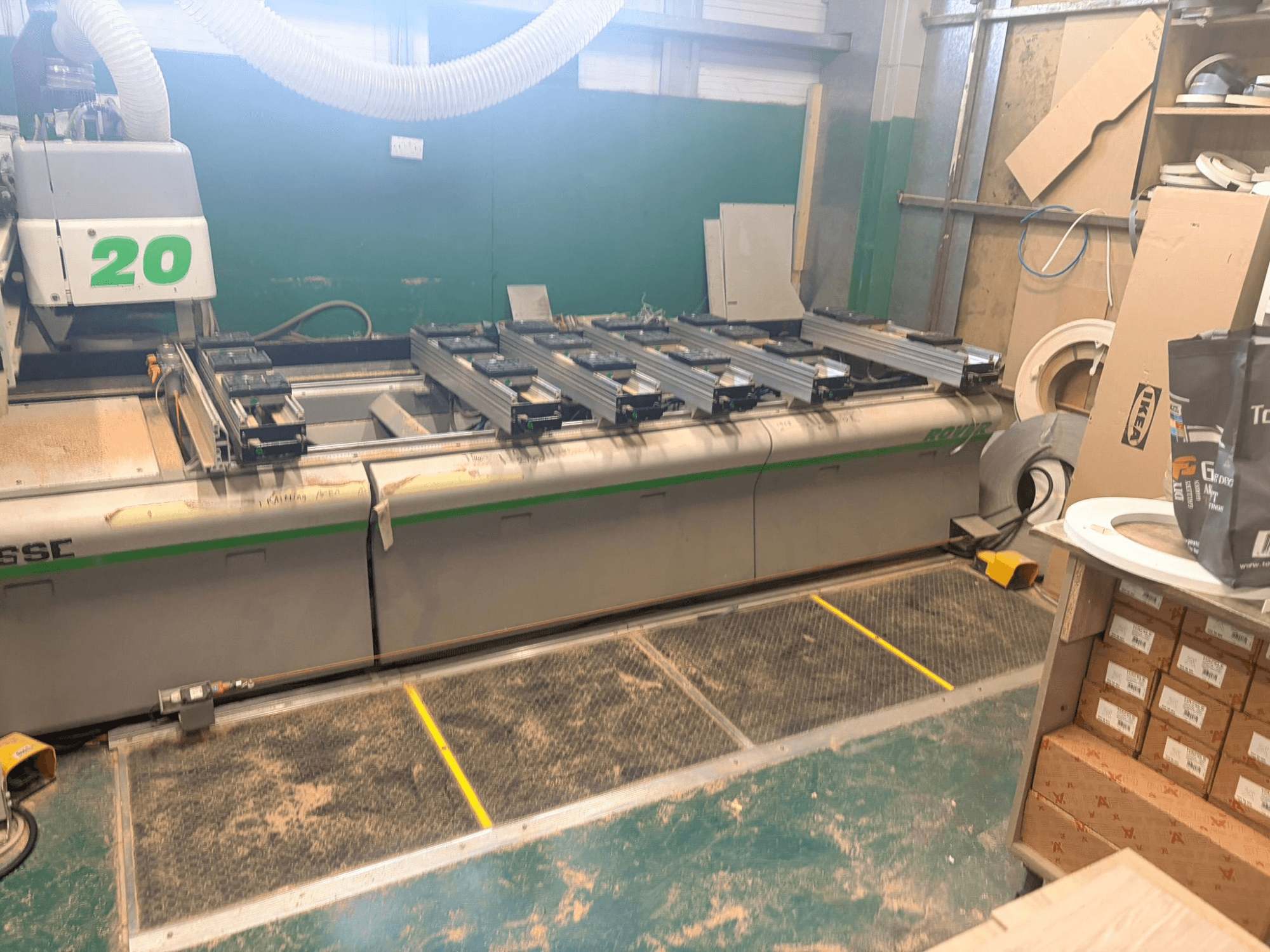 CNC-bearbetningscenter för trä BIESSE ROVER 20, framifrån, med skensystem, reglage och sågspån synliga på ytan.