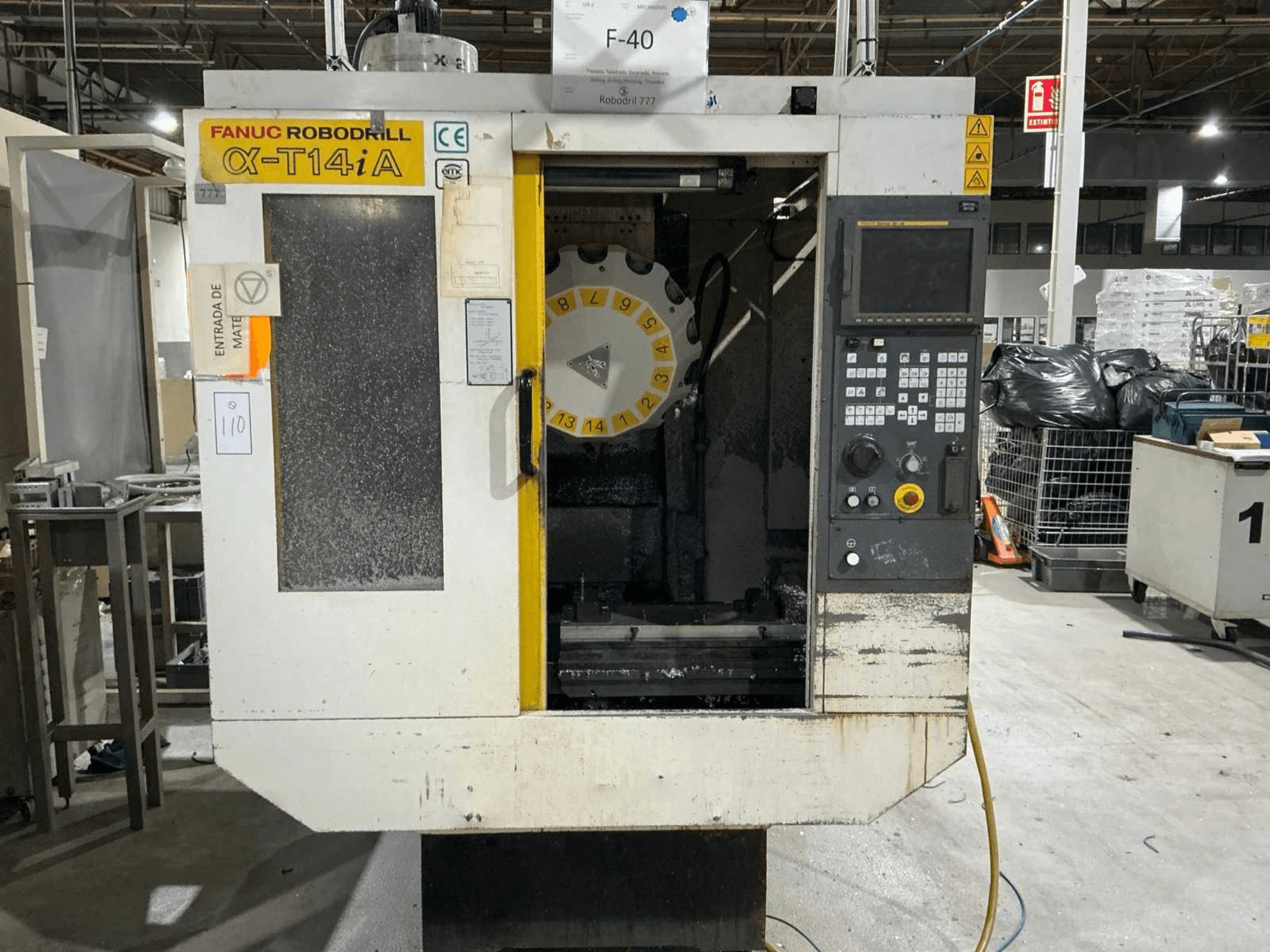 FANUC ROBODRILL α-T14iB vertikalt bearbetningscenter, framifrån med kontrollpanel och verktygskarusell.