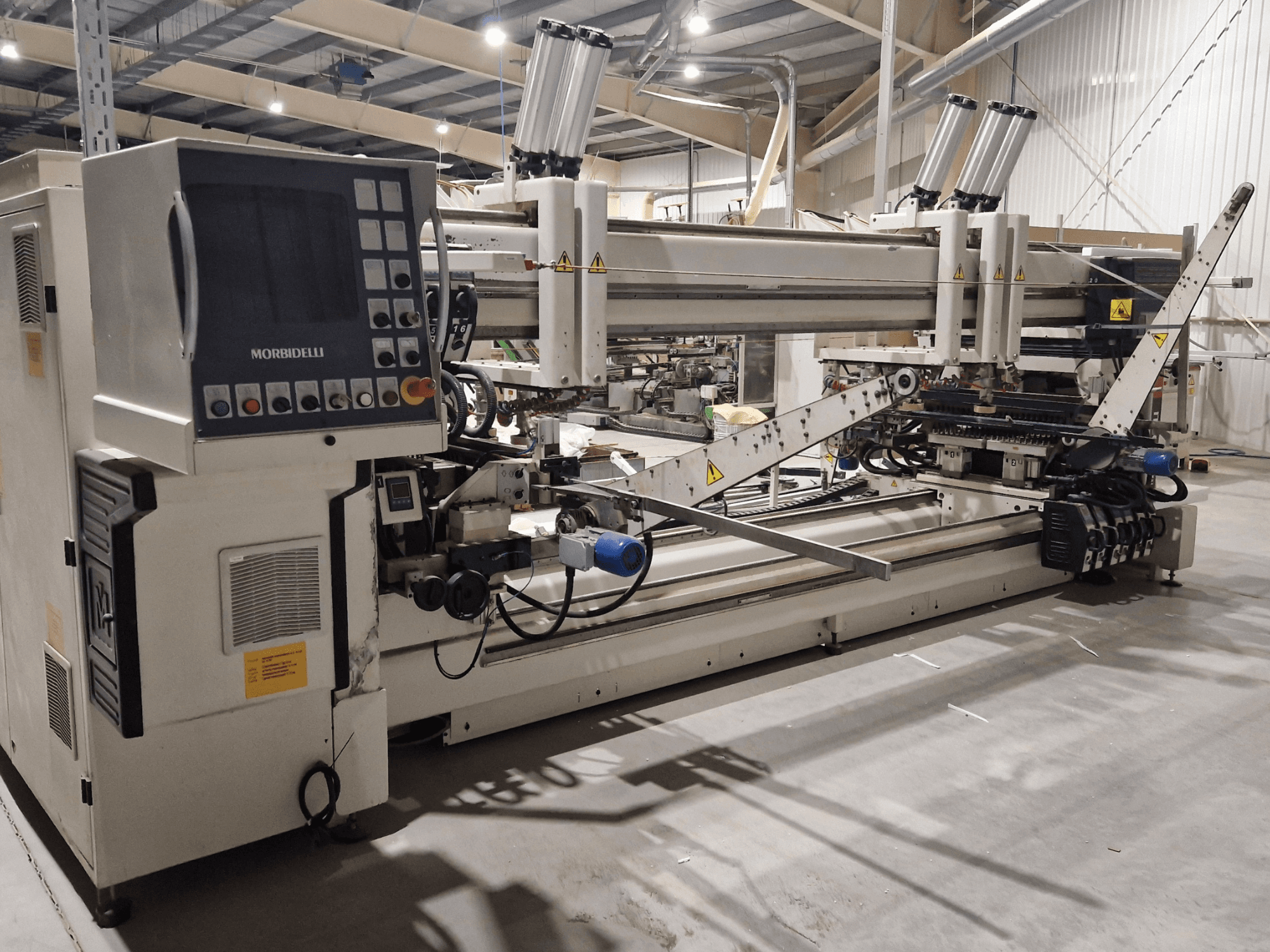 Flerspindlig borrmaskin SCM Morbidelli Zenith F2, sidovy som visar kontrollpanel och mekaniska komponenter i en verkstadsmiljö.