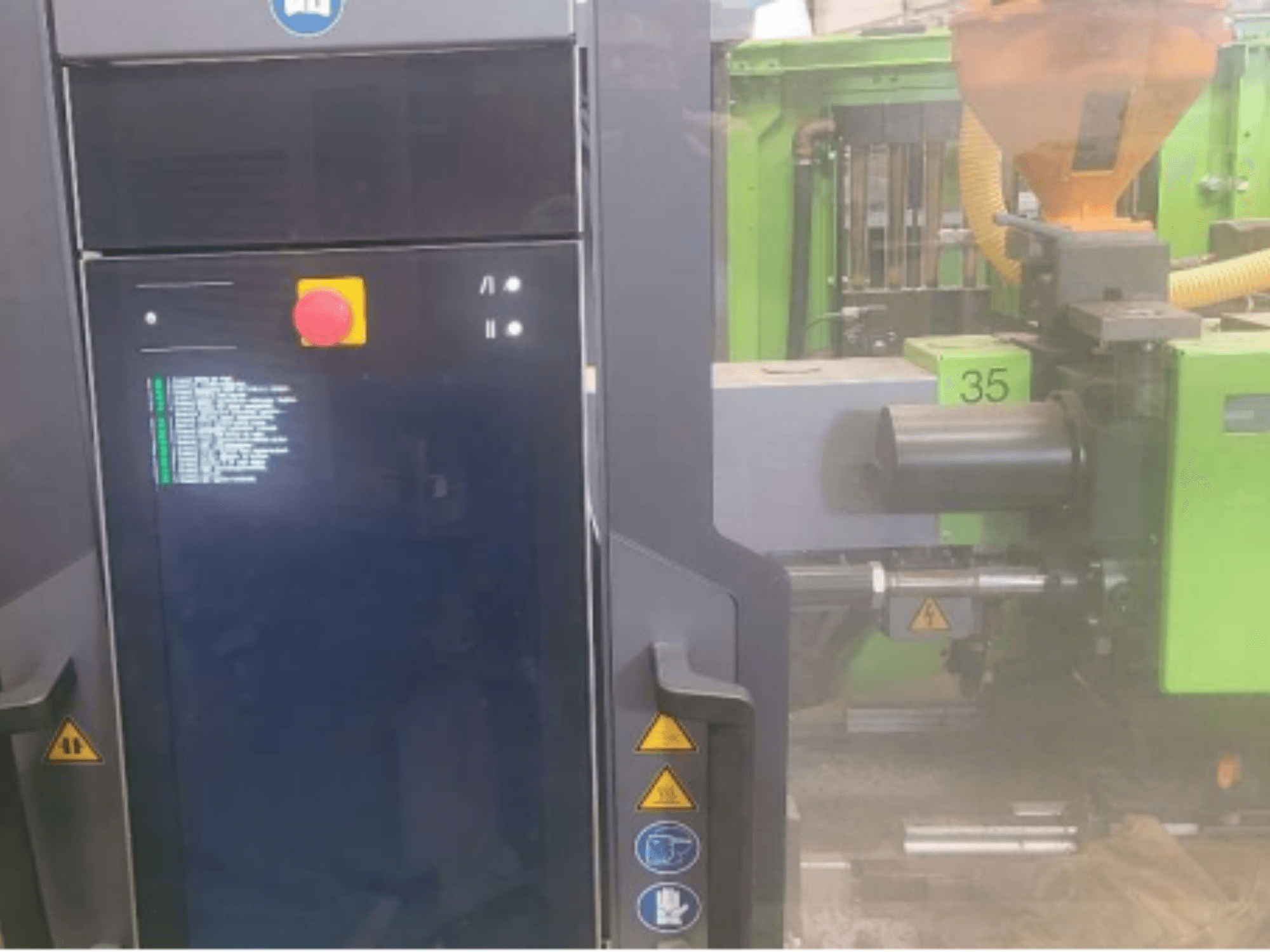 Engel Victory 320/80 spex hydraulisk formsprutningsmaskin, framifrån med kontrollpanel och grön formsprutningsenhet.